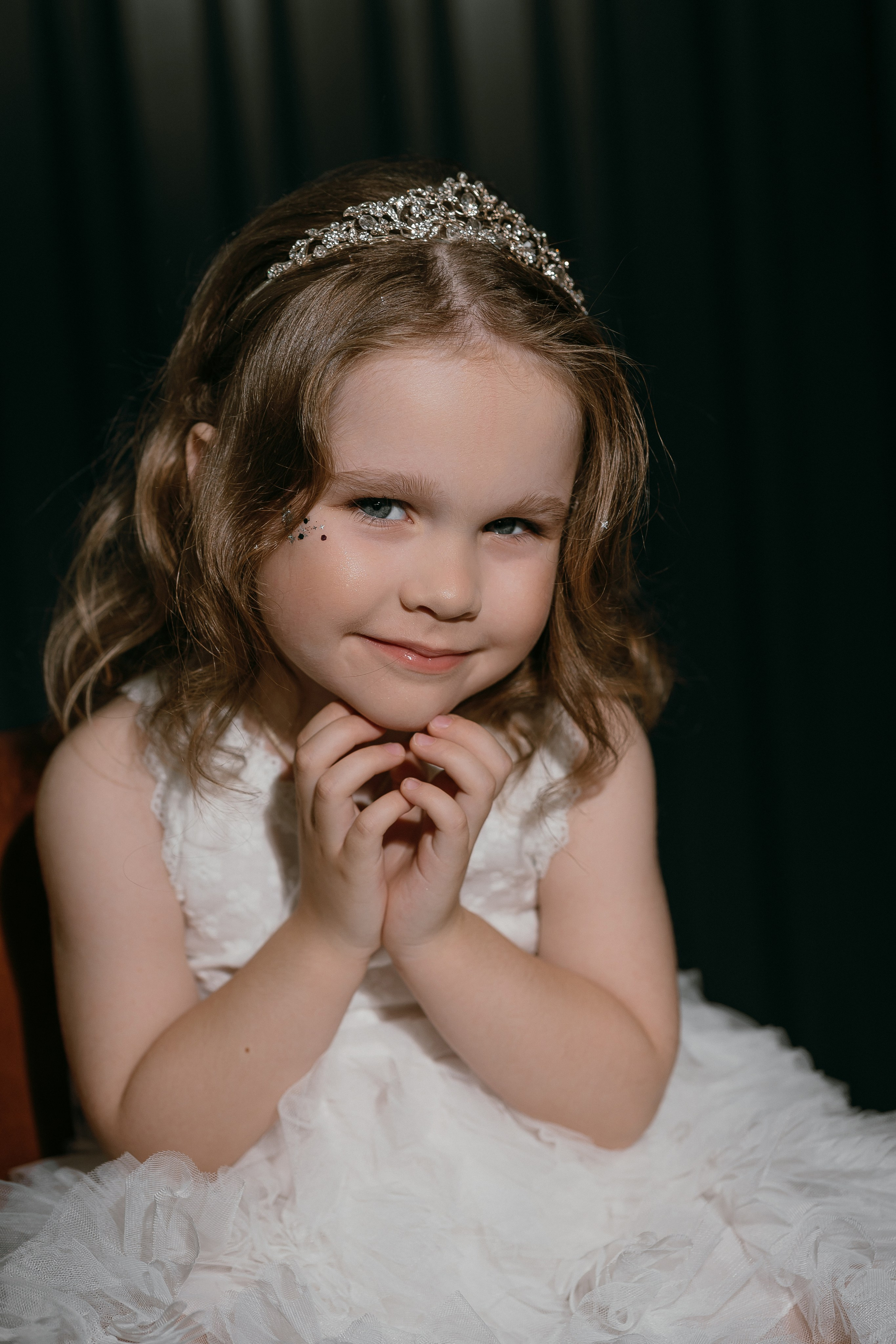 Фотосессия для девочки в платье. Фотограф Ким Наталья в Красноярске