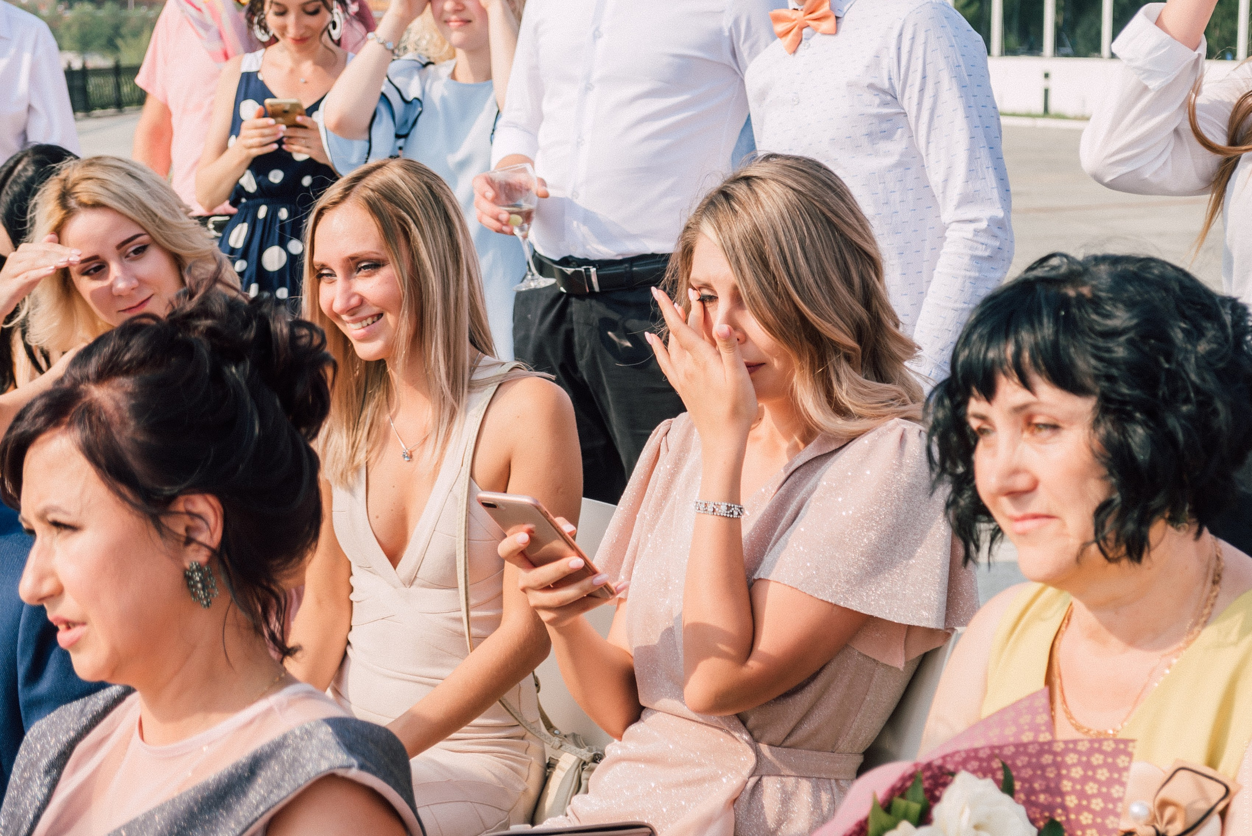 Гости плачут на свадьбе