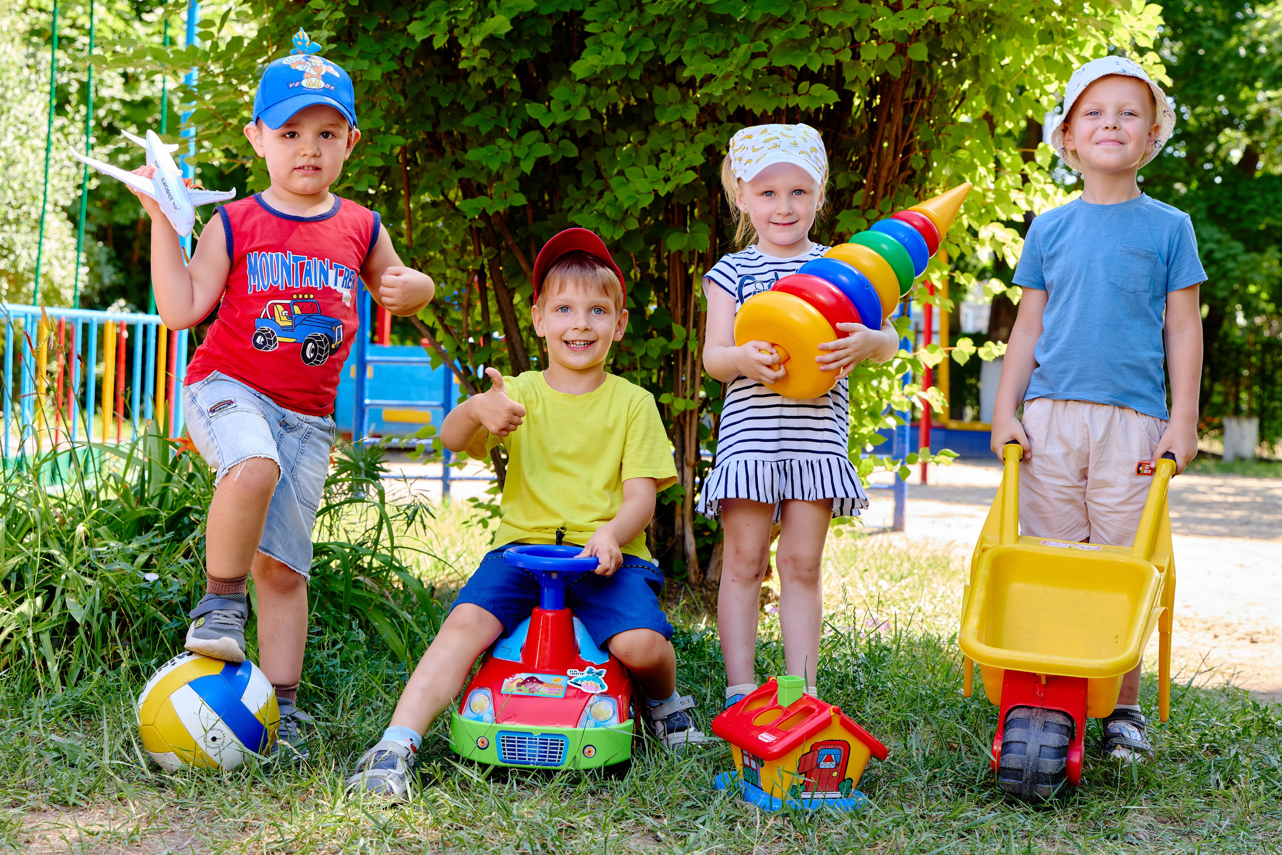 Пример летней съёмки в детском саду № 92 младшая группа Ромашки. Фотограф Выпускные альбомы Таганрог Сергей Коробченко