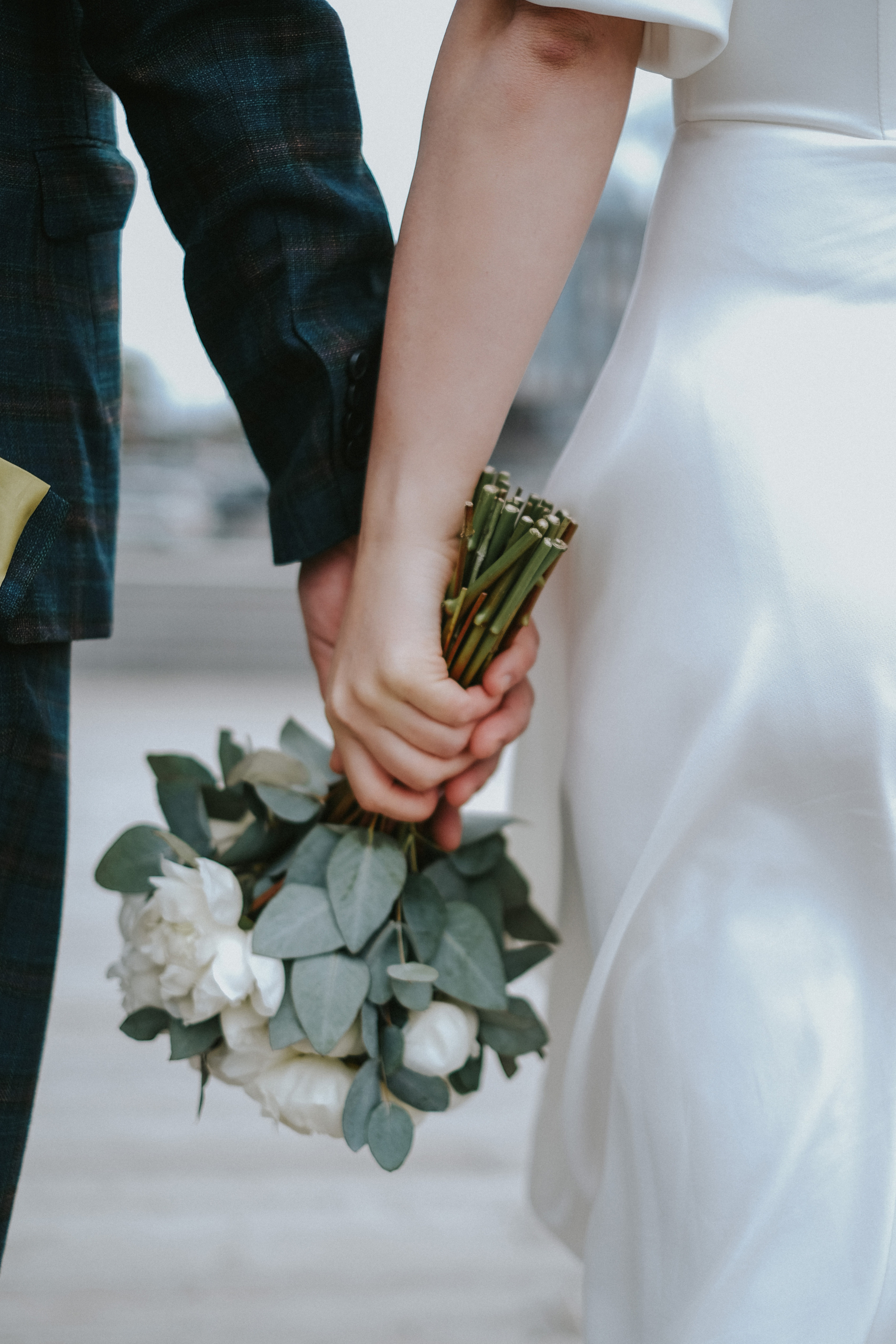 жених и невеста вдвоем держат букет невесты из белых пионов. Фотограф в Архангельске и Краснодаре Денис Ожигин