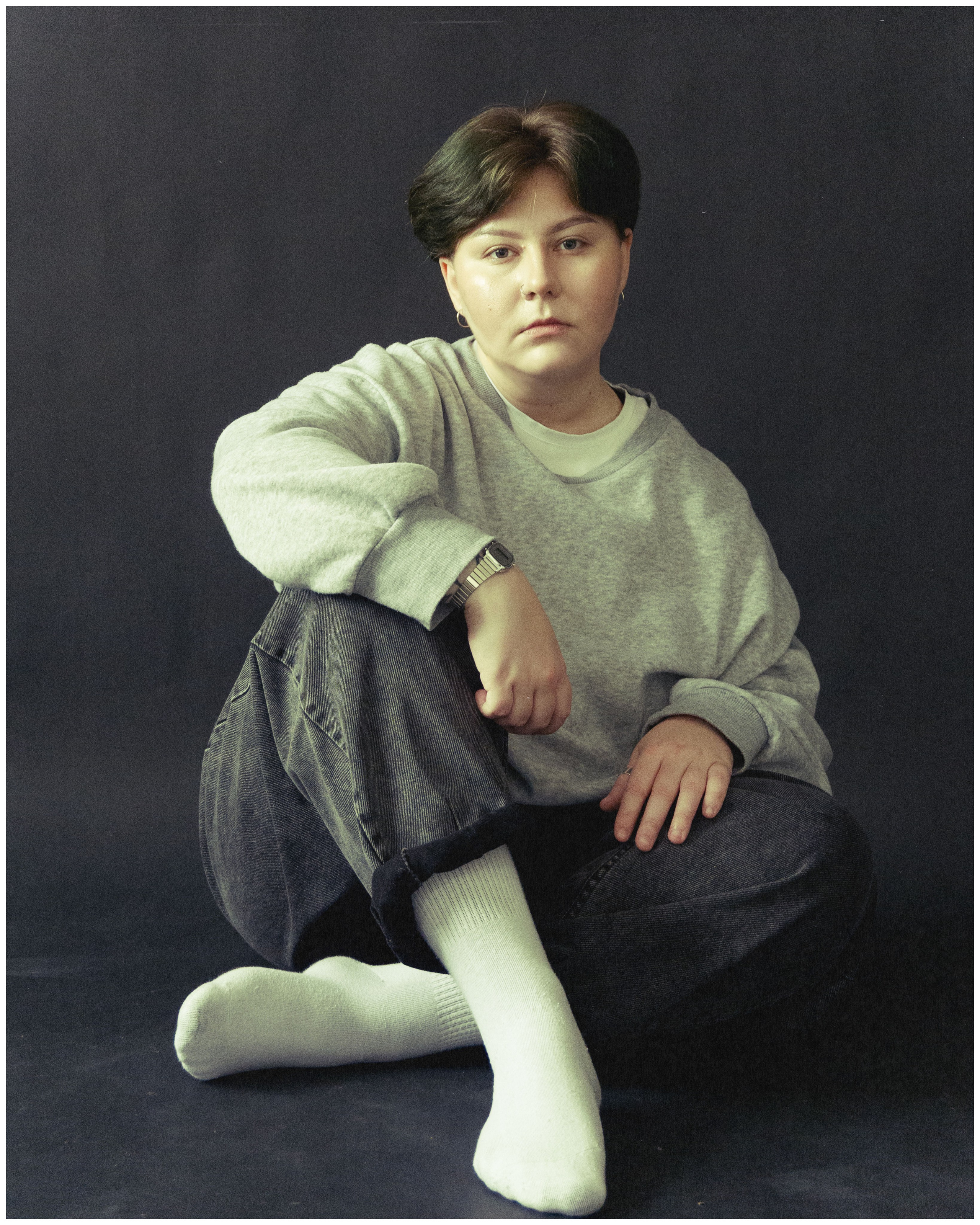 Женская съемка в студии на нейтральном фоне