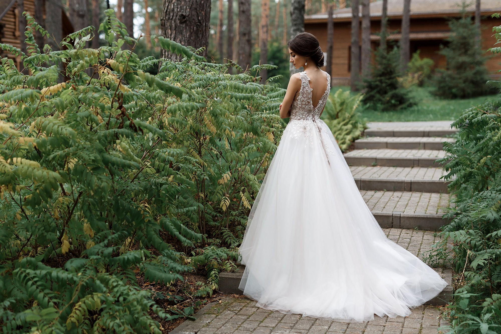 Фотосессия невесты на фоне папоротника в лесу