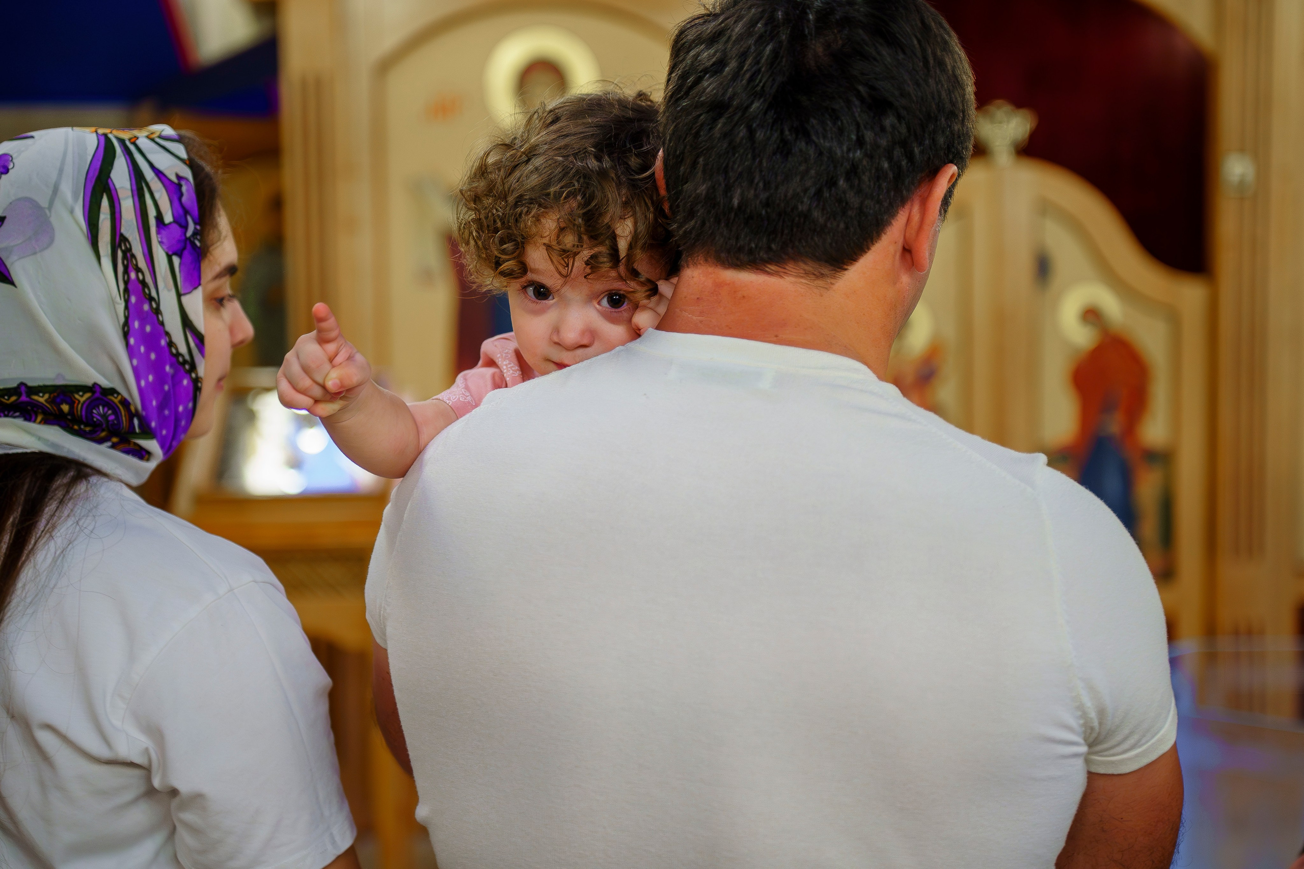 Обряд крещения детей в церкве или храме Адлера. Фотограф видеограф Геннадий Янбаев в Сочи, Краснодаре