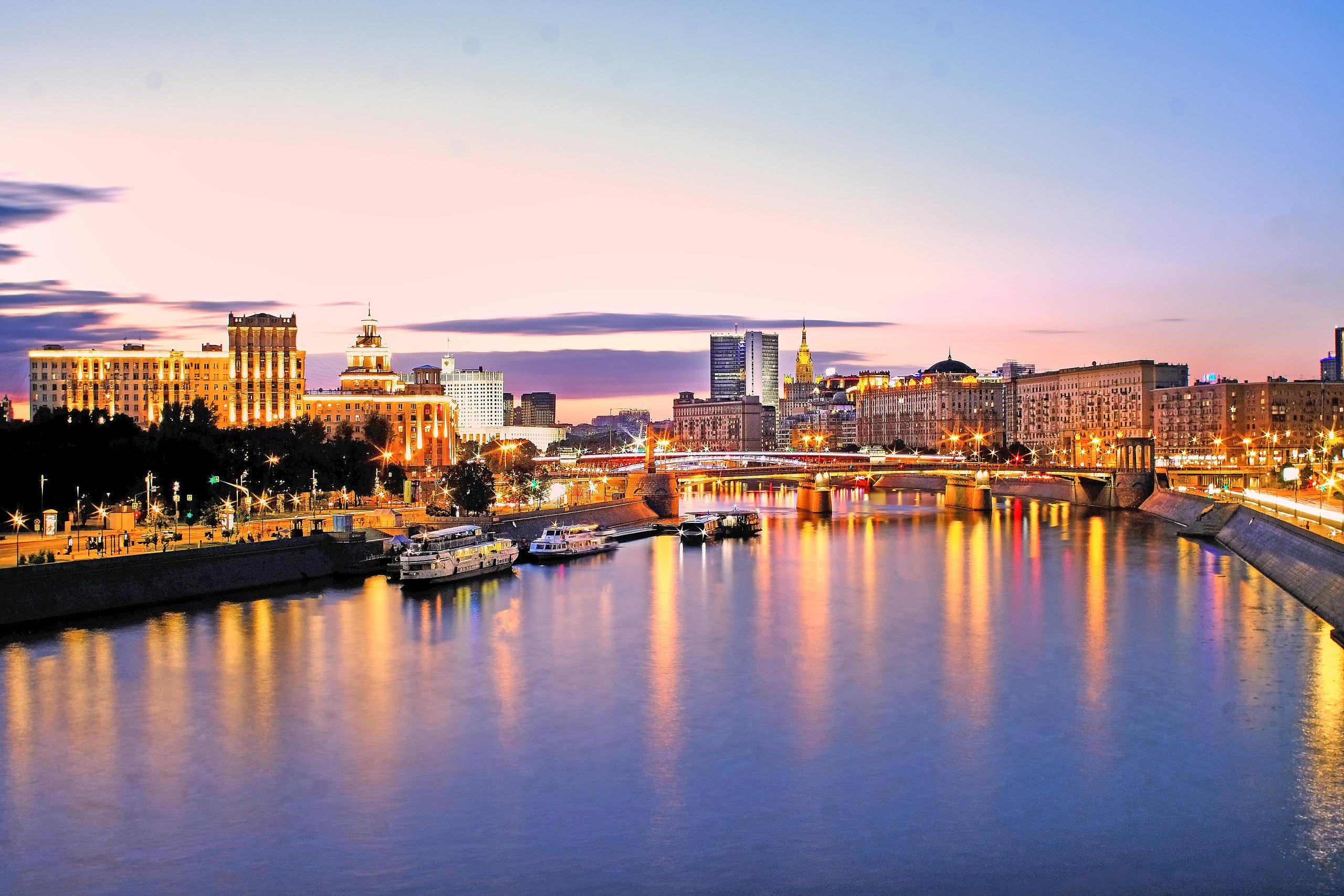 Живописный пейзаж на Москва-реку : "Ночная тишина" - фотограф Виталий Дени