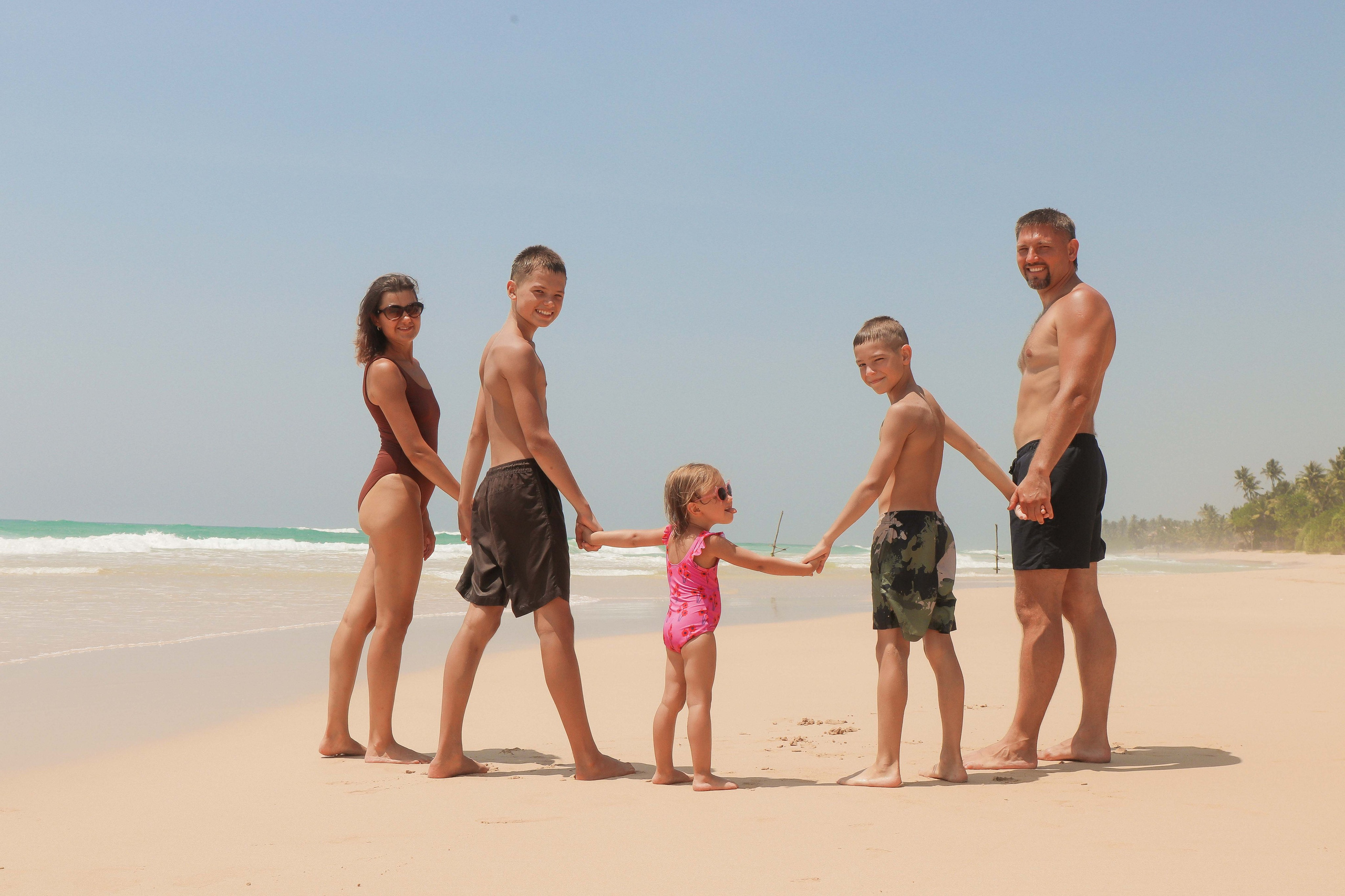 «Закат на пляже Хабарадува: семья вместе, а вокруг — только песок и небо»