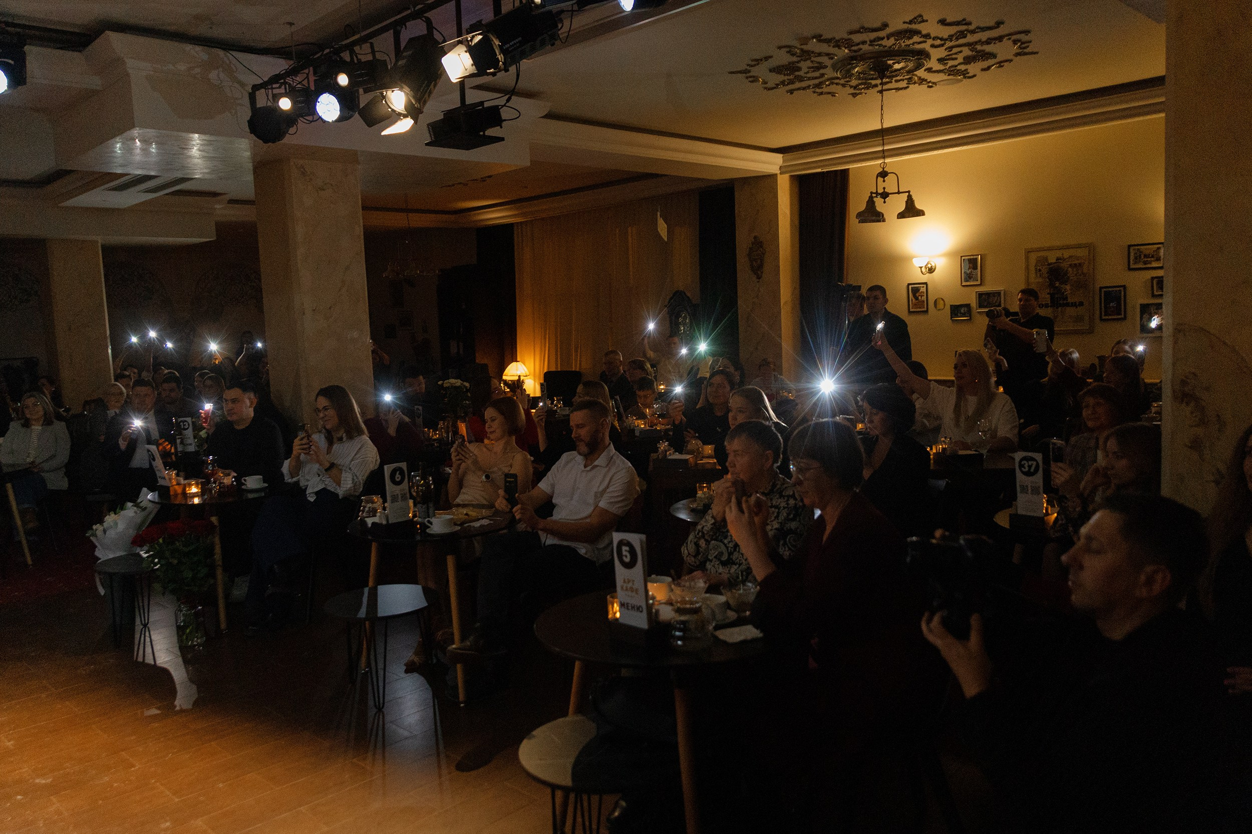 Выступление YOLO band в арт кафе. Фотограф Тюмень