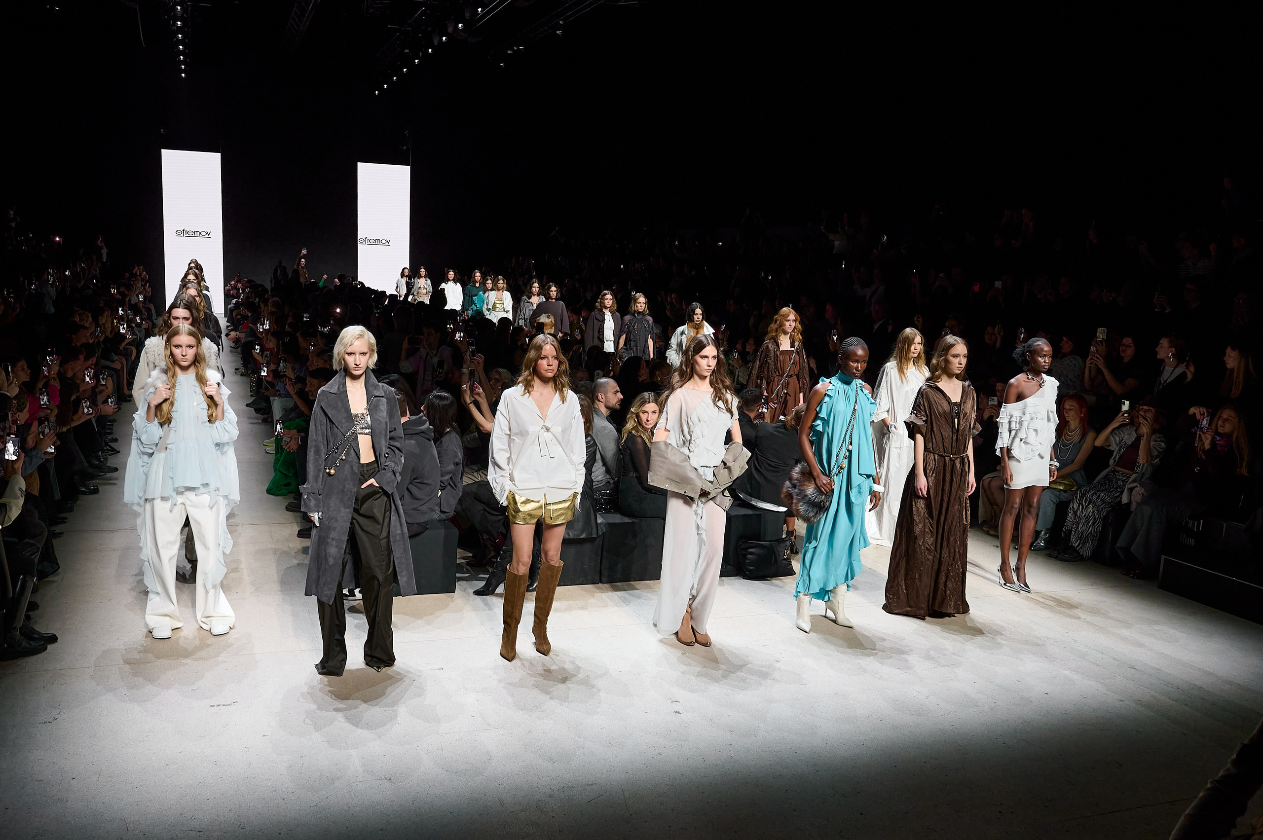 Efremov. Московская неделя моды. 2025. Дима Бабушкин. Фотограф. Подиум. Репортаж. Творчество. Дорого
