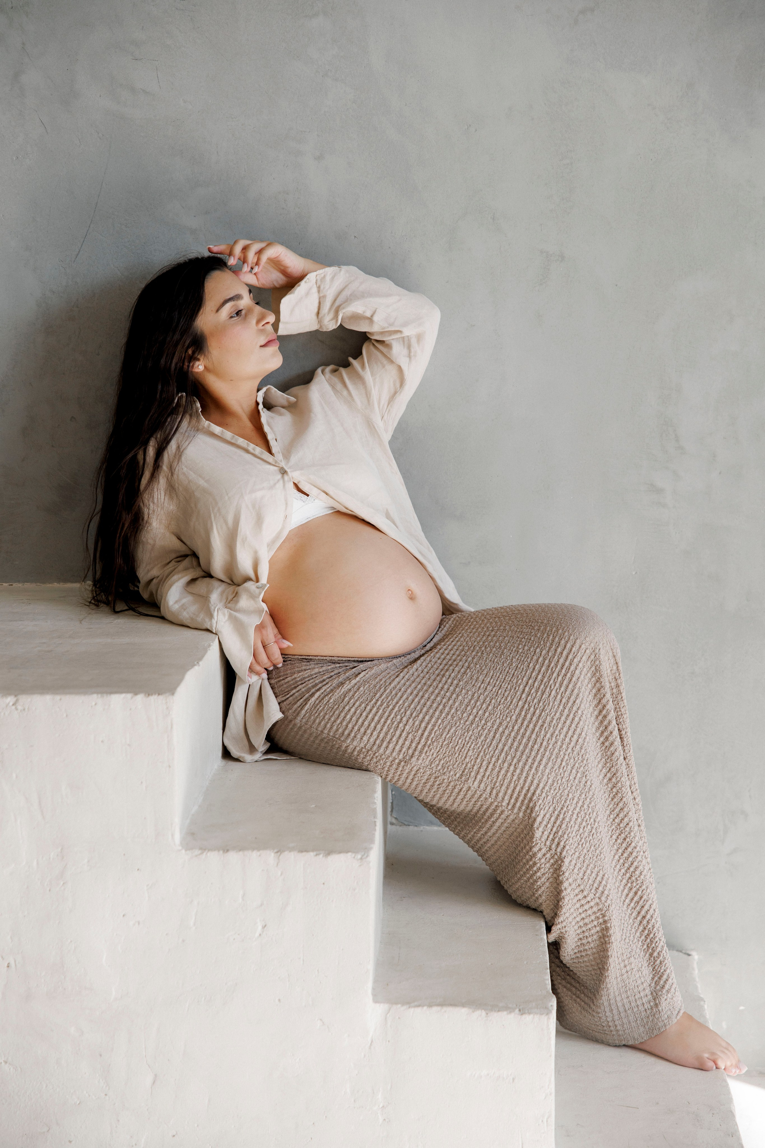Pregnancy photoshoot inside the Grey Studio. Главная