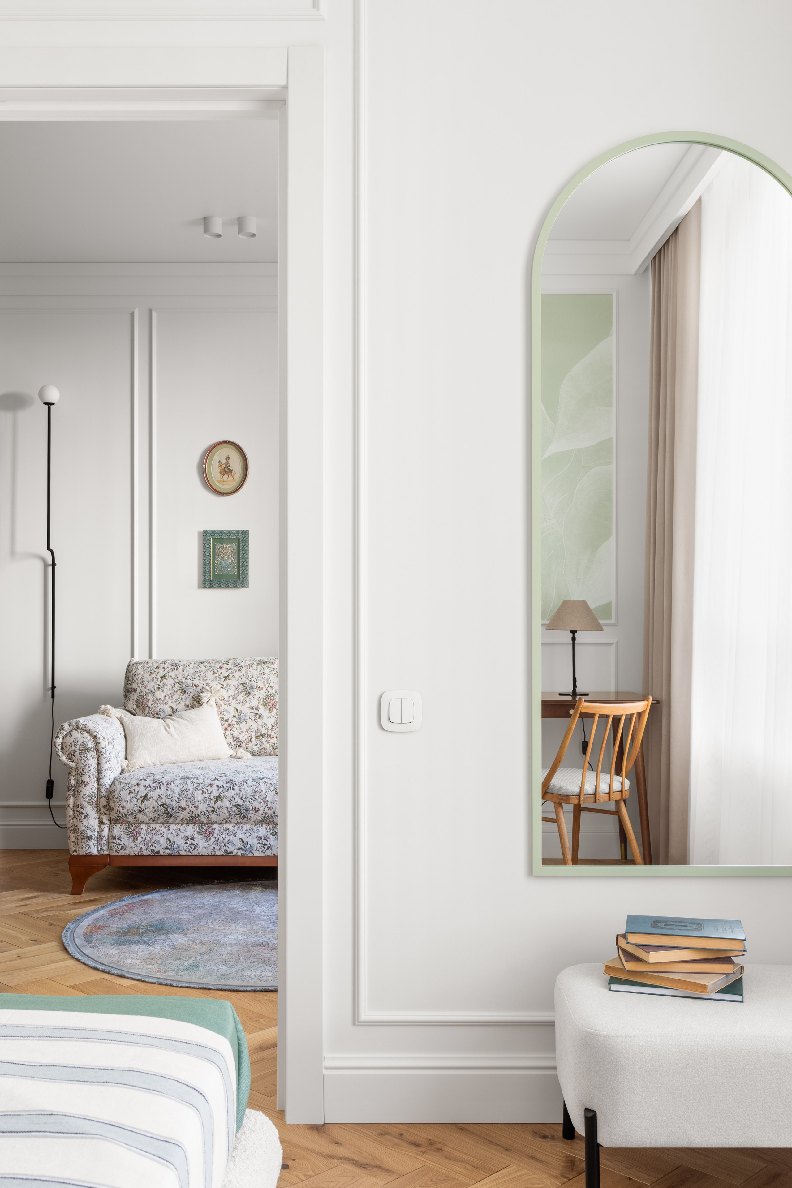 Кадр на прострел в интерьере из спальни в гостиную, с элементами декора.