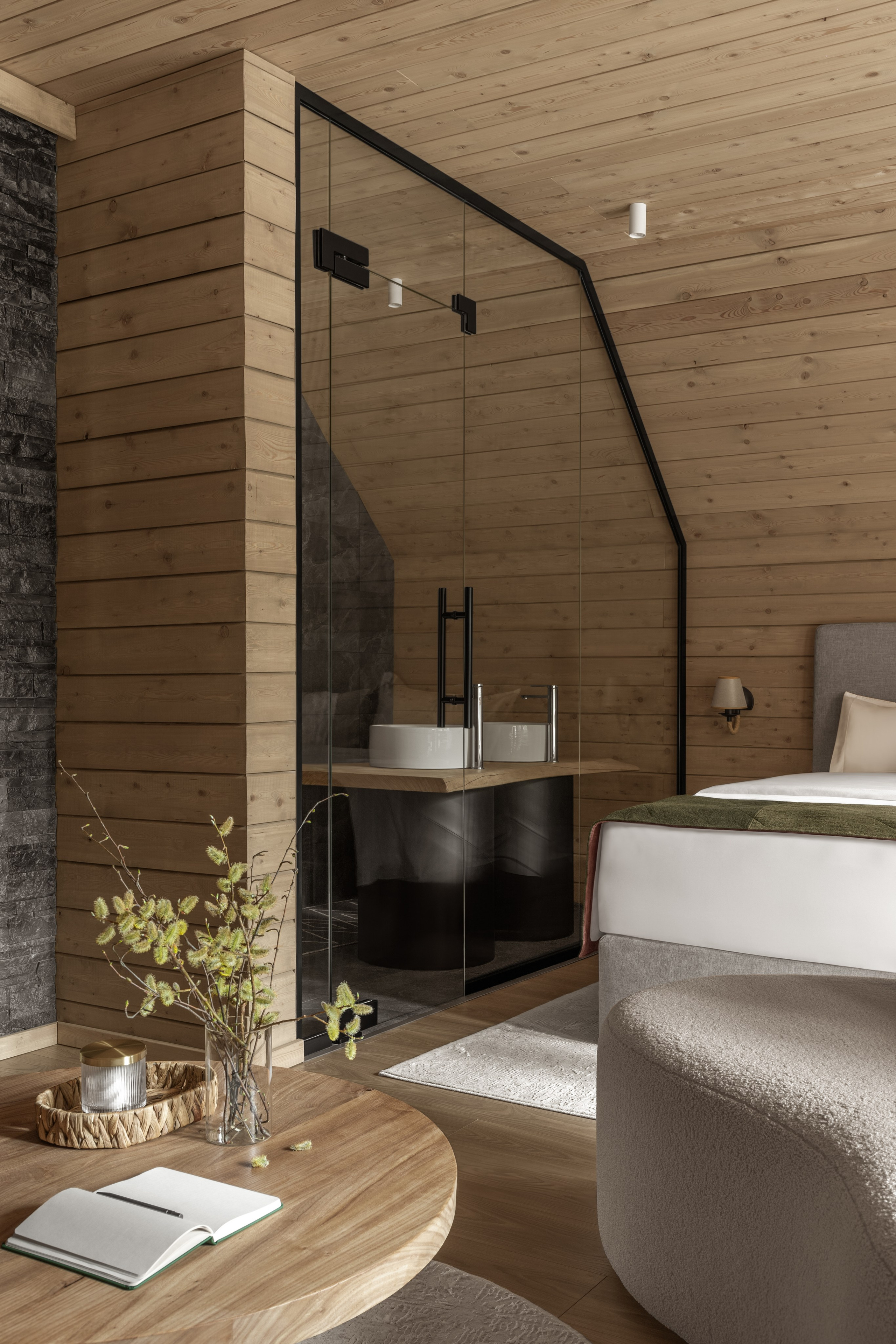 Санузел в гостиничном номере отеля в горах, стиль рустик, рустикальный стиль, фото интерьера.