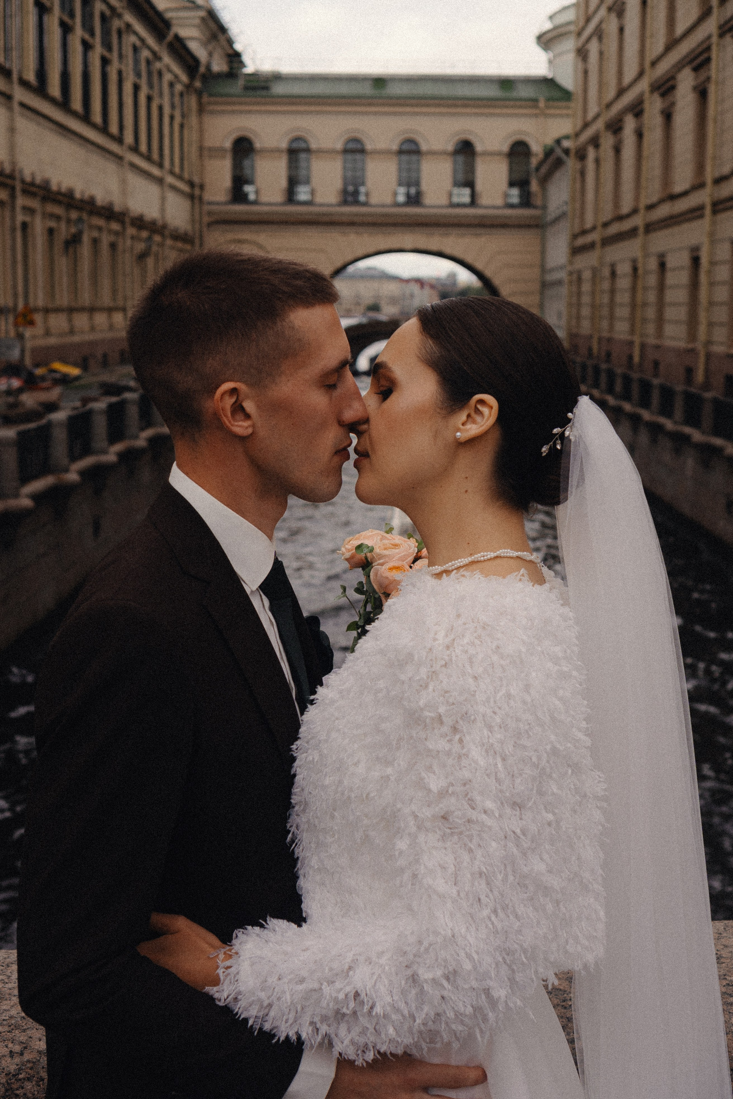 СВАДЕБНАЯ ПРОГУЛКА В САНТК-ПЕТЕРБУРГЕ (ИСАКИЕВСКИЙ СОБОР, ЗИМНЯЯ КАНАВКА, ЭРМИТАЖ И БОЛЬШАЯ МОРСКАЯ УЛИЦА). Профессиональный фотограф, Санкт-Петербург — Виктория Богомолова