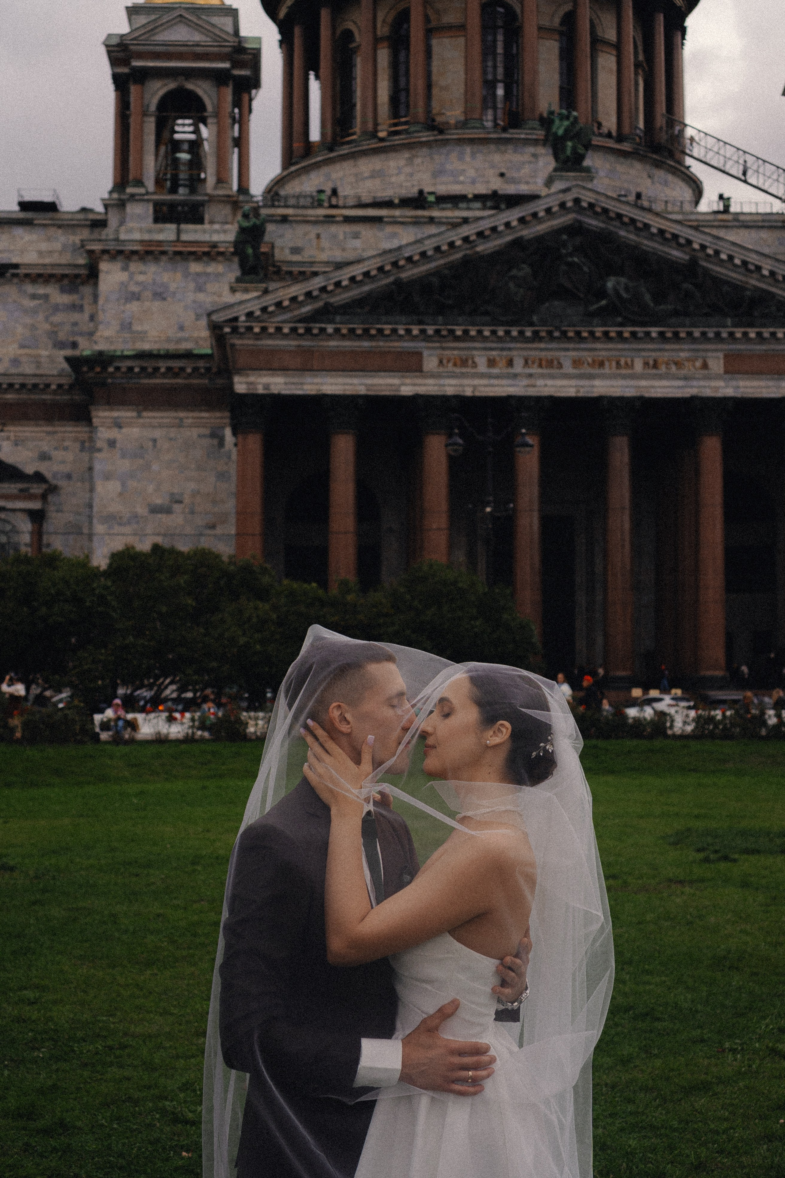 СВАДЕБНАЯ ПРОГУЛКА В САНТК-ПЕТЕРБУРГЕ (ИСАКИЕВСКИЙ СОБОР, ЗИМНЯЯ КАНАВКА, ЭРМИТАЖ И БОЛЬШАЯ МОРСКАЯ УЛИЦА). Профессиональный фотограф, Санкт-Петербург — Виктория Богомолова