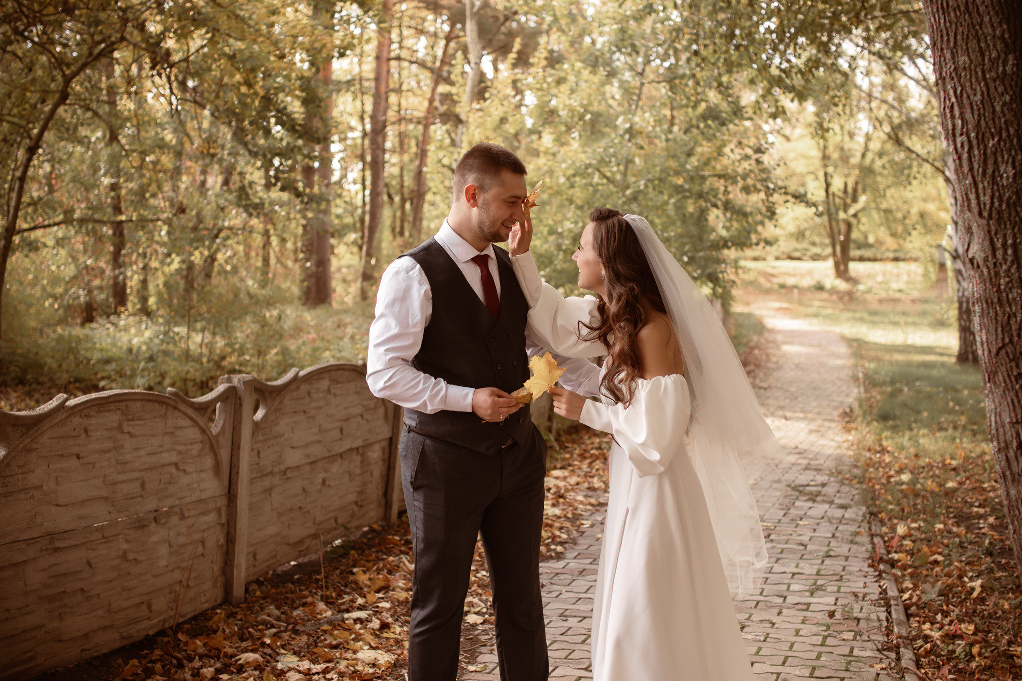 Свадебная фотосессия в парке. Юлия Басня семейный и свадебный фотограф в Донецке