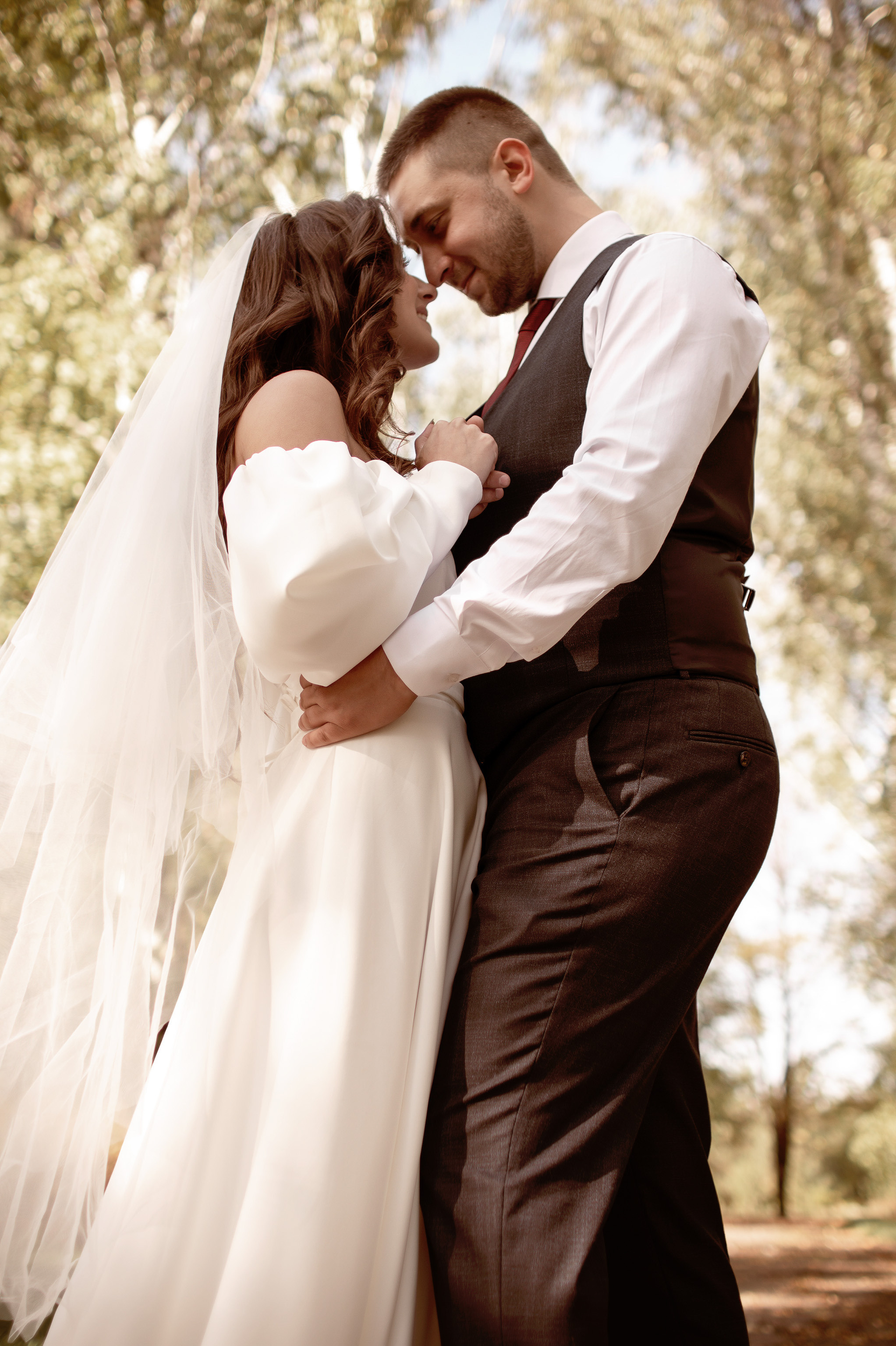 Свадебная фотосессия в парке. Юлия Басня семейный и свадебный фотограф в Донецке