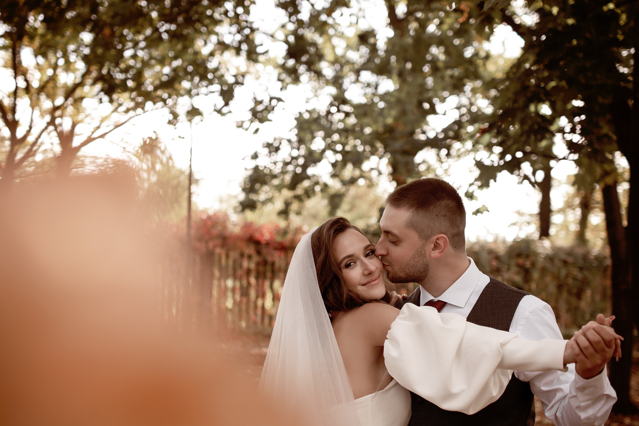 Свадебная фотосессия в парке. Юлия Басня семейный и свадебный фотограф в Донецке