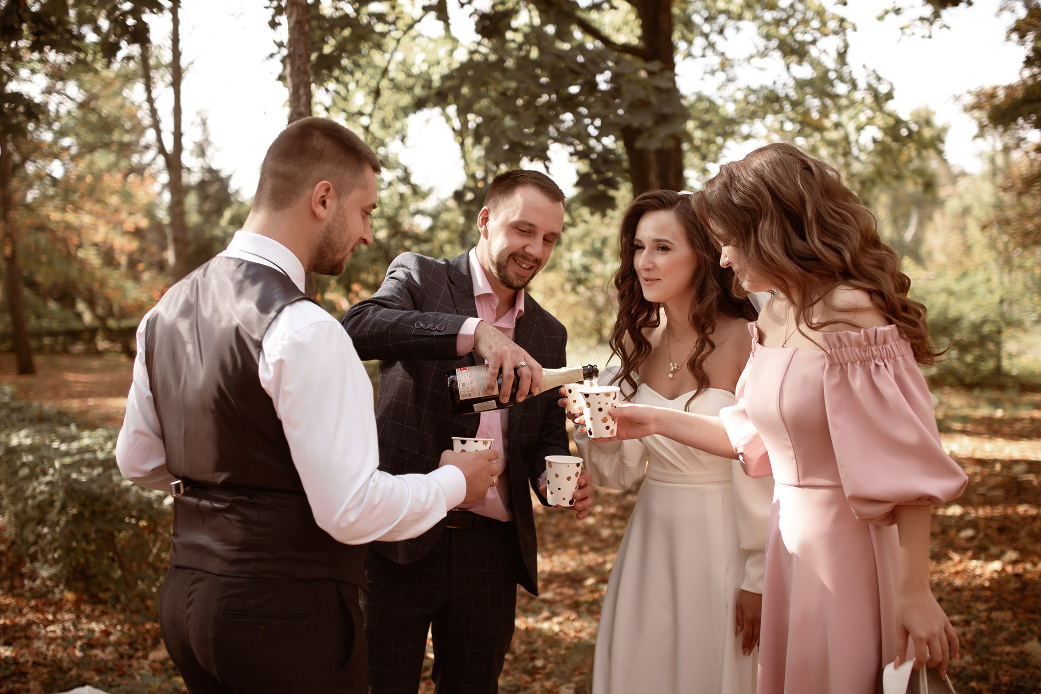 Свадебная фотосессия в парке. Юлия Басня семейный и свадебный фотограф в Донецке