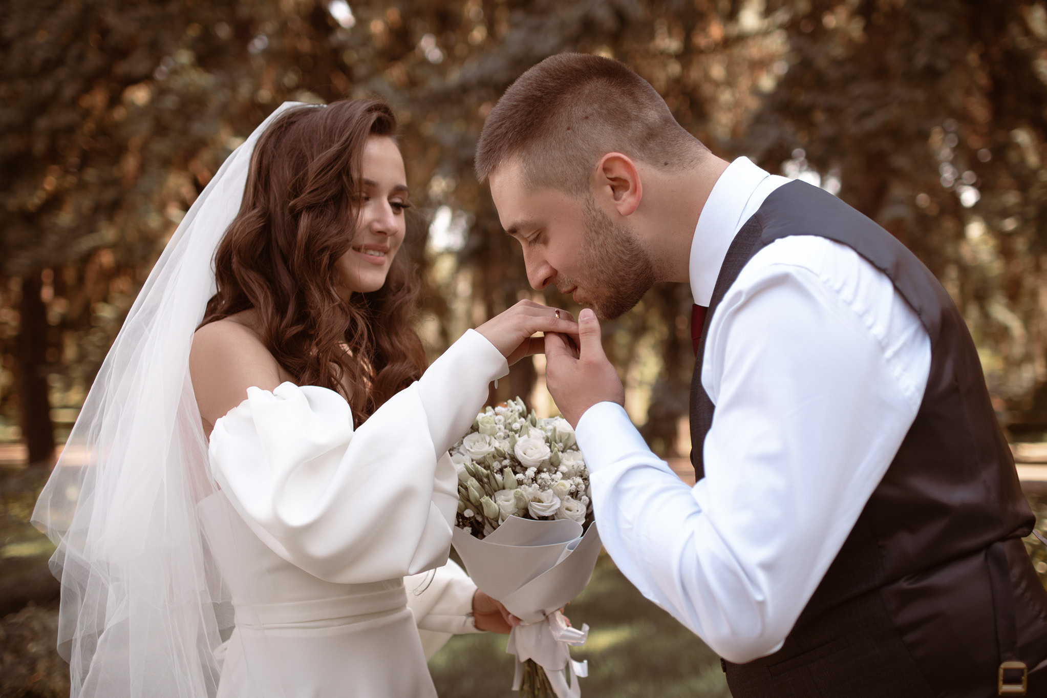 Свадебная фотосессия в парке. Юлия Басня семейный и свадебный фотограф в Донецке
