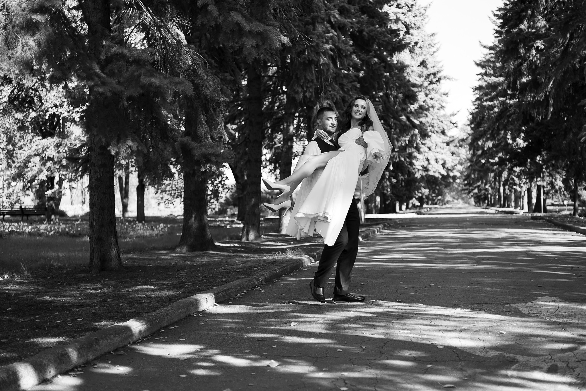 Свадебная фотосессия в парке. Юлия Басня семейный и свадебный фотограф в Донецке