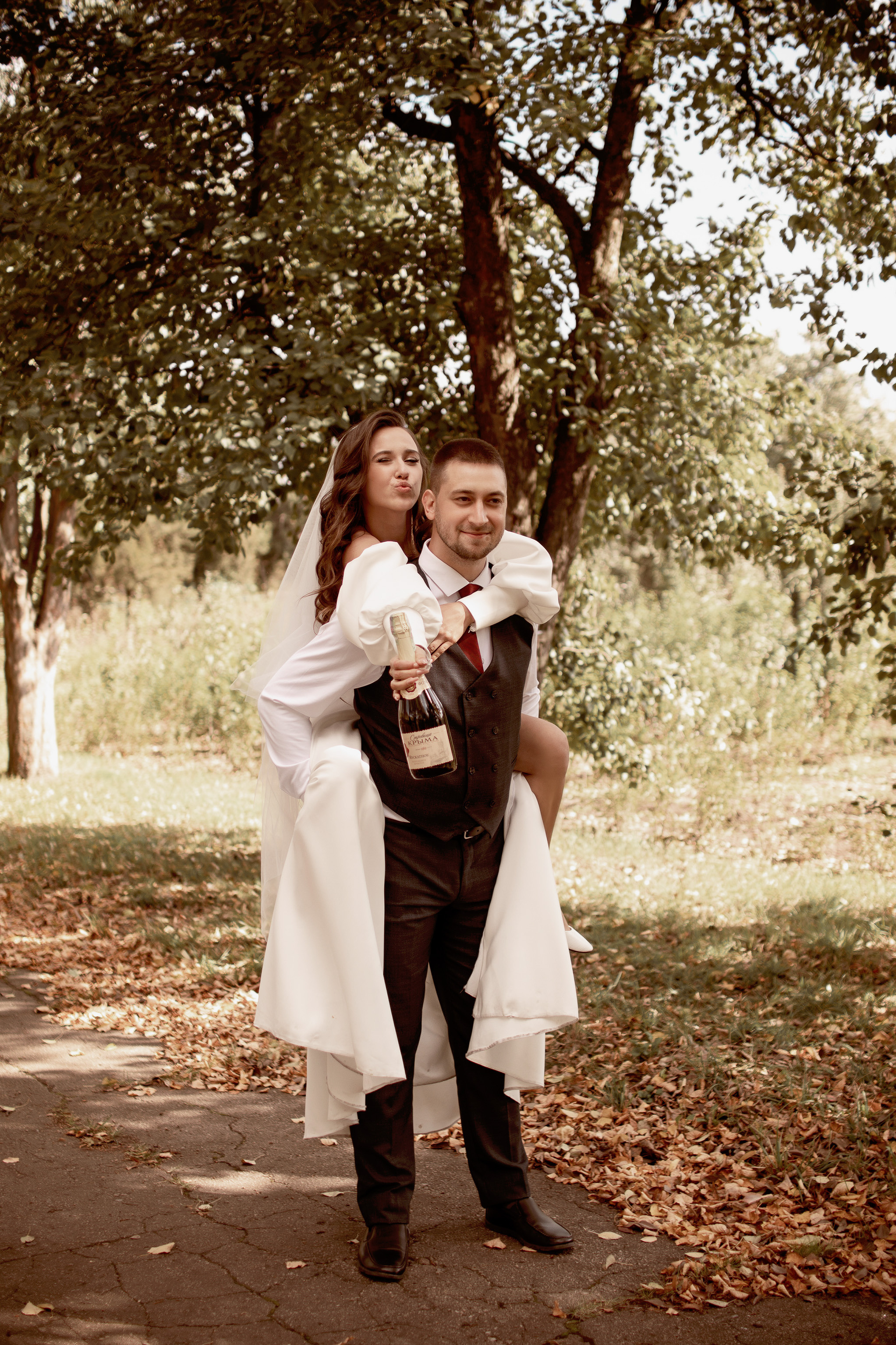 Свадебная фотосессия в парке. Юлия Басня семейный и свадебный фотограф в Донецке