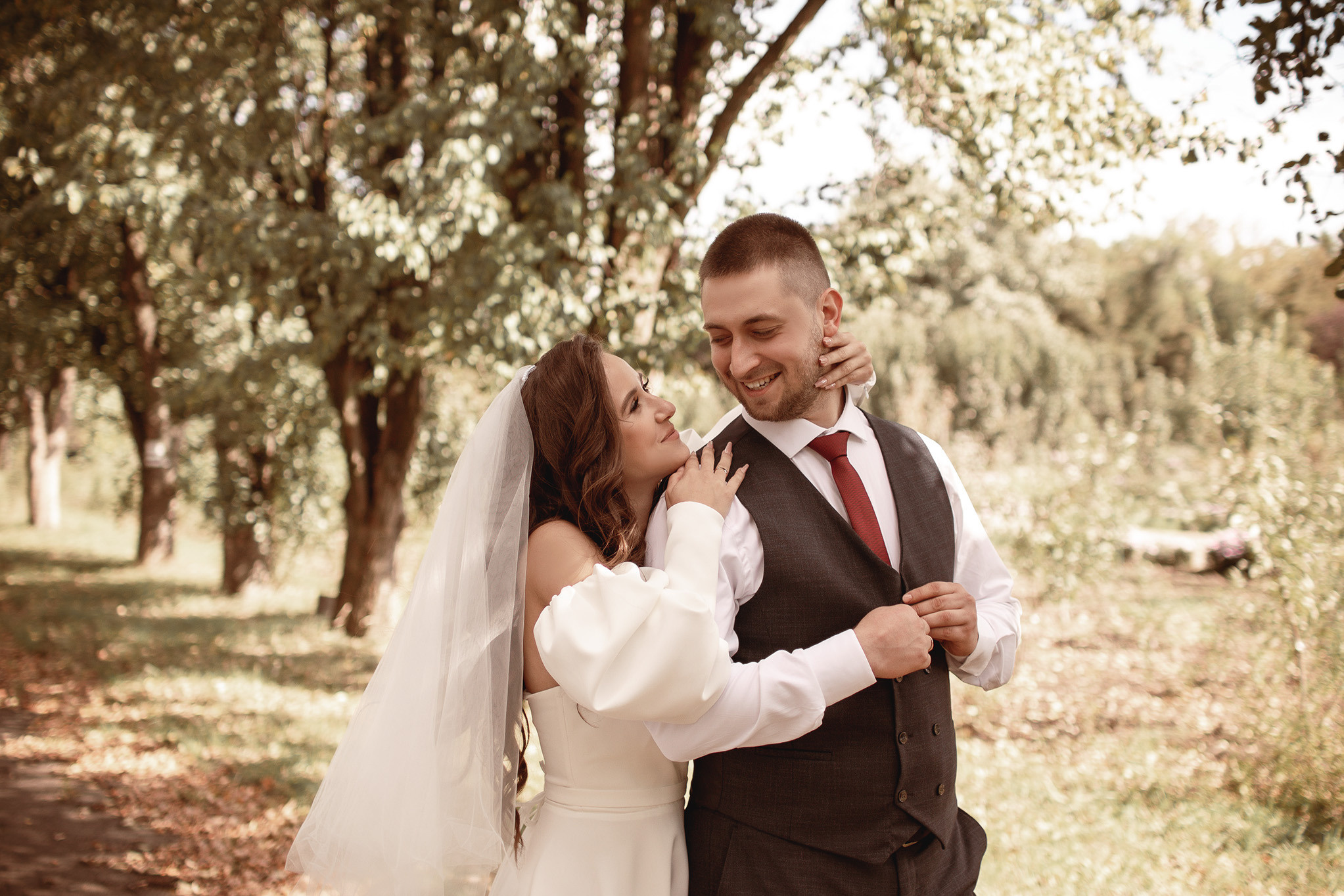 Свадебная фотосессия в парке. Юлия Басня семейный и свадебный фотограф в Донецке