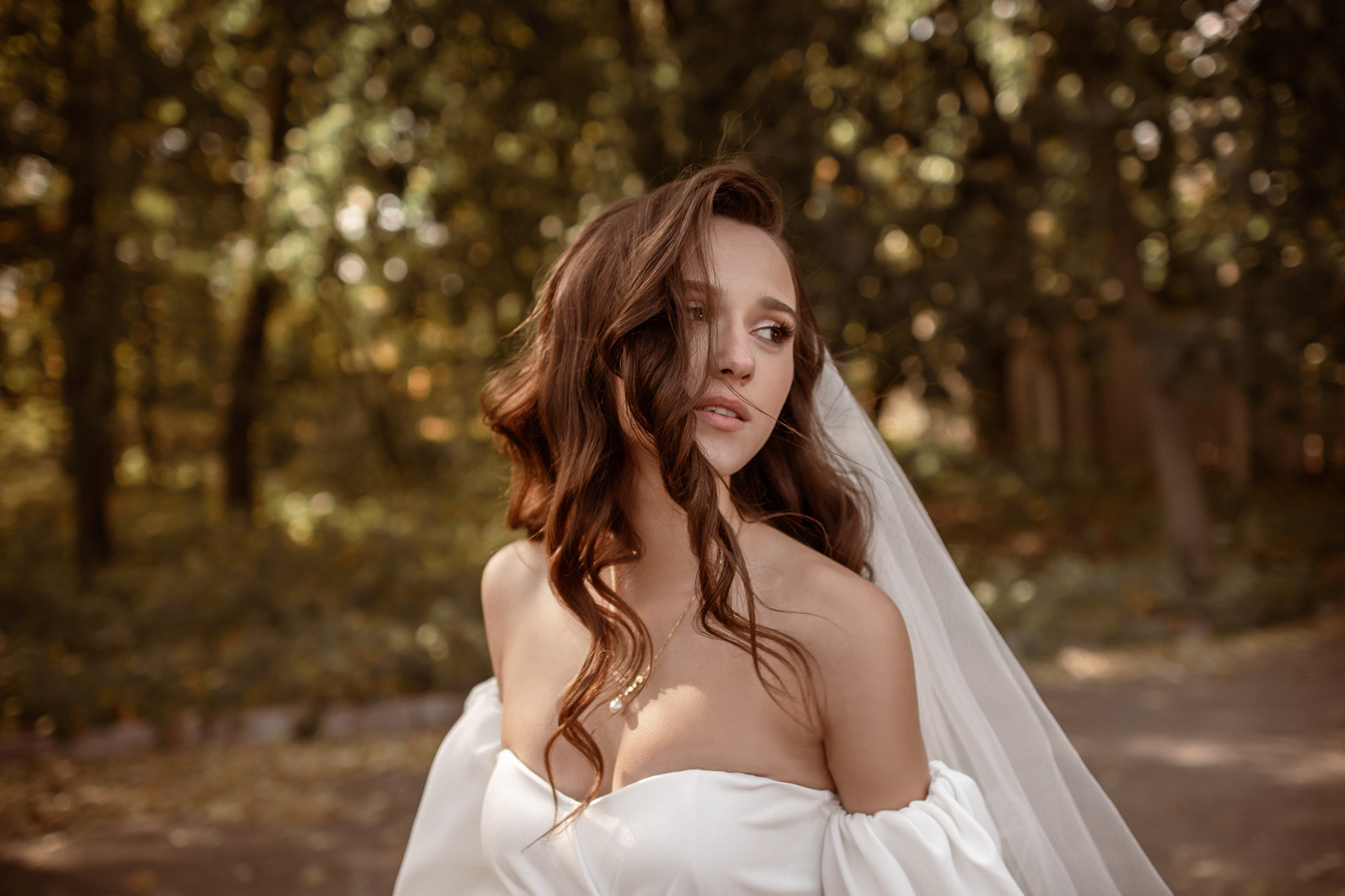 Портрет невесты с развевающимися волосами на ветру.