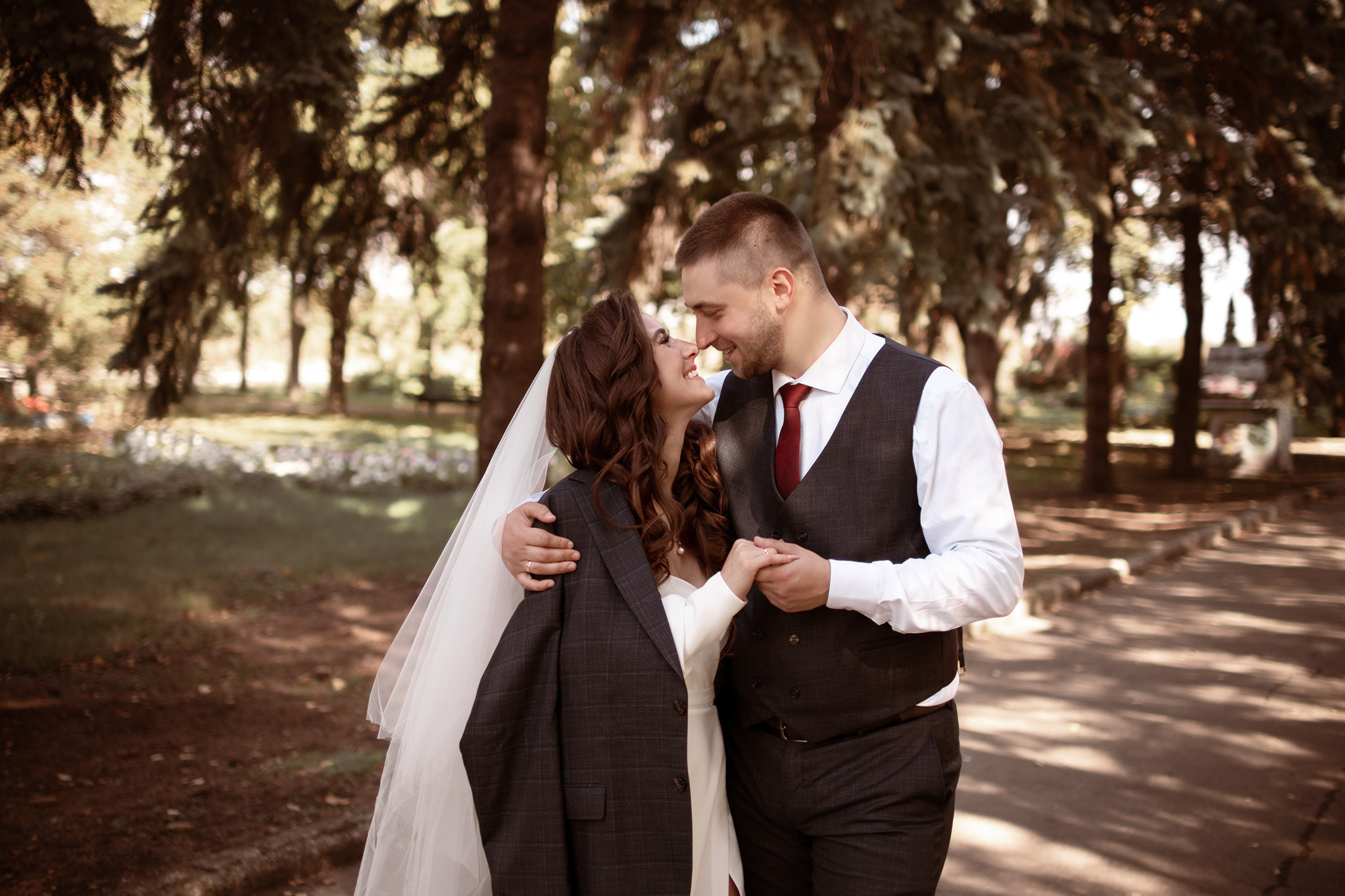 Свадебная фотосессия в парке. Юлия Басня семейный и свадебный фотограф в Донецке