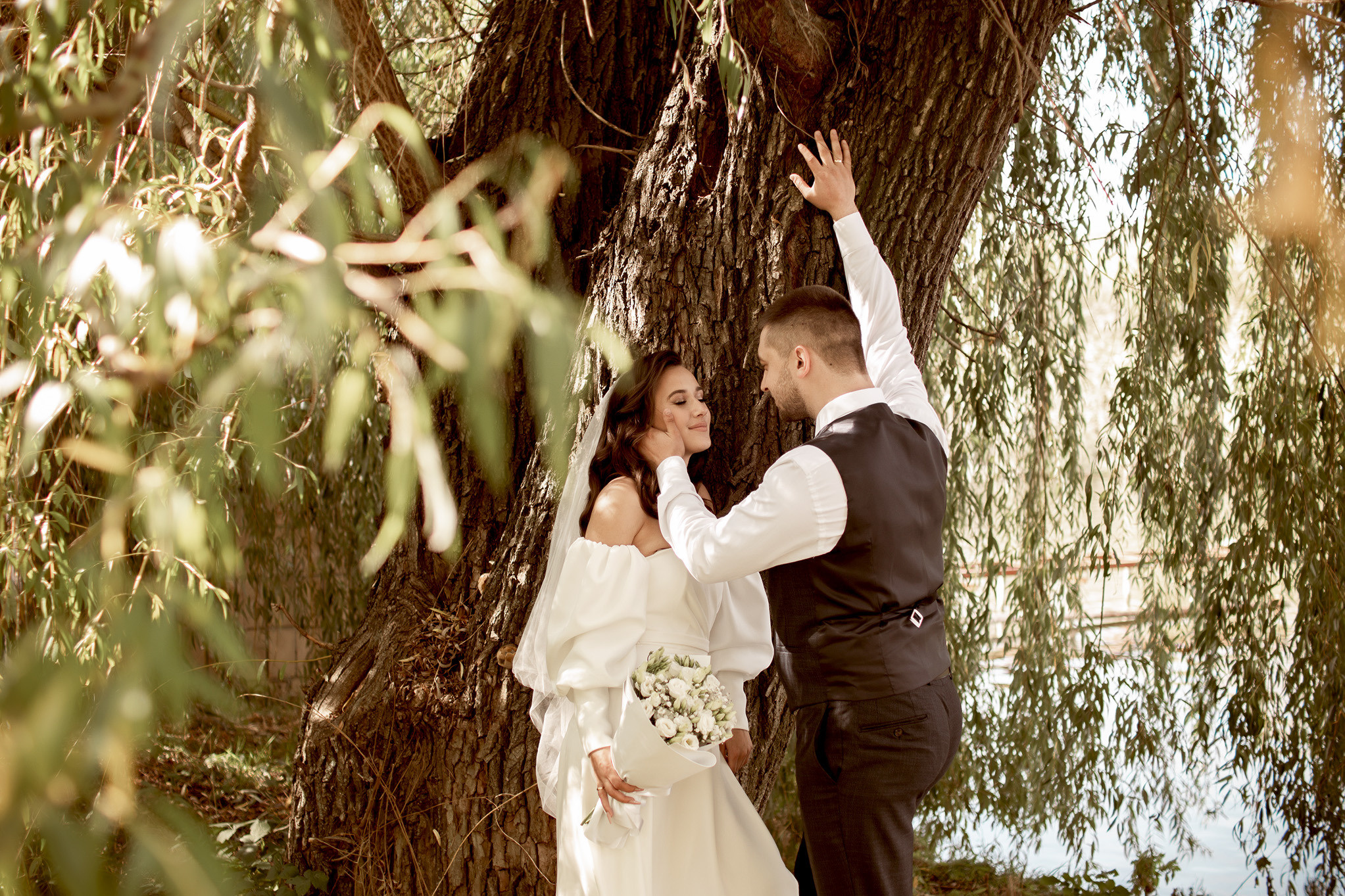 Свадебная фотосессия в парке. Юлия Басня семейный и свадебный фотограф в Донецке