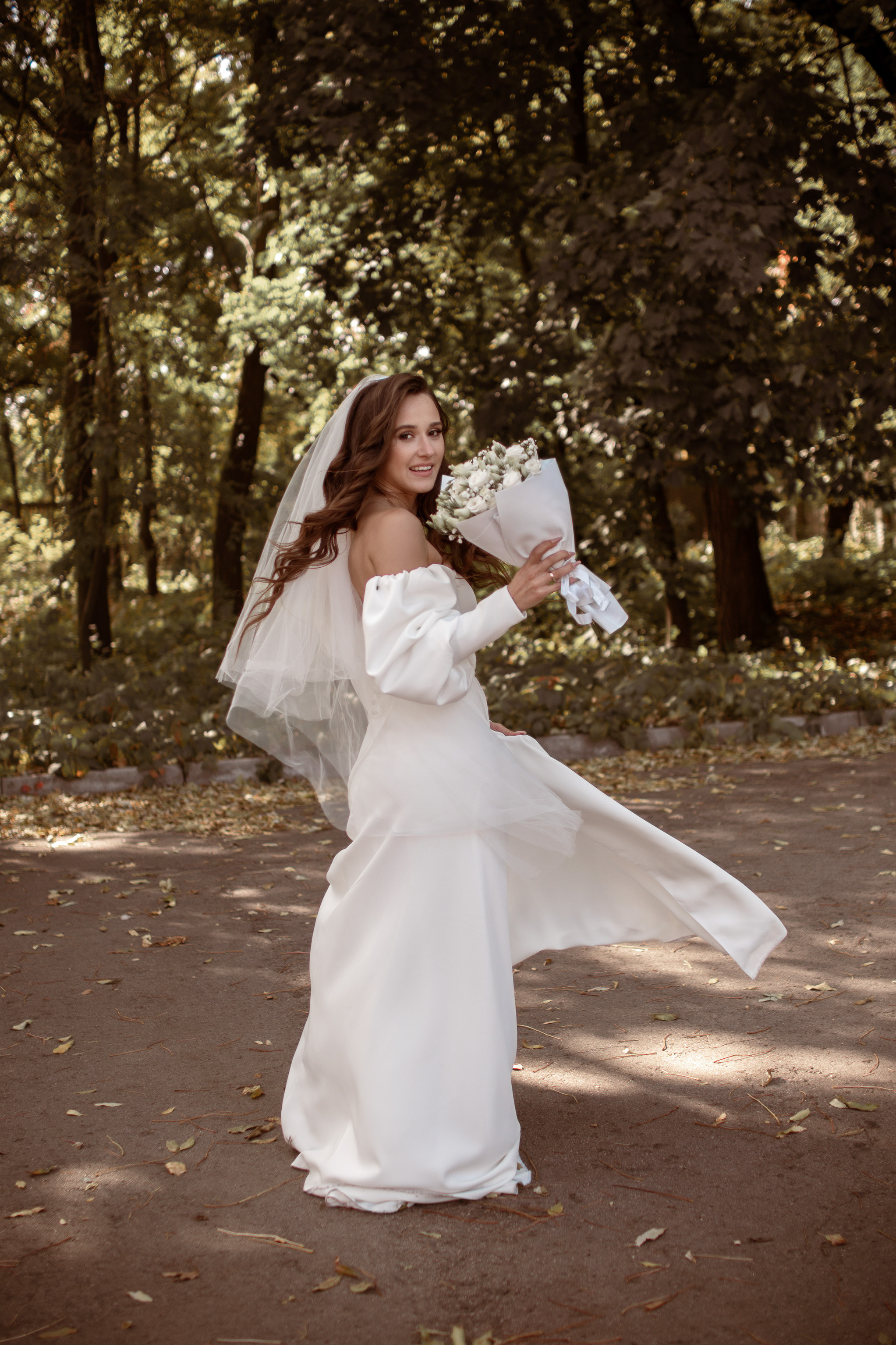 Свадебная фотосессия в парке. Юлия Басня семейный и свадебный фотограф в Донецке