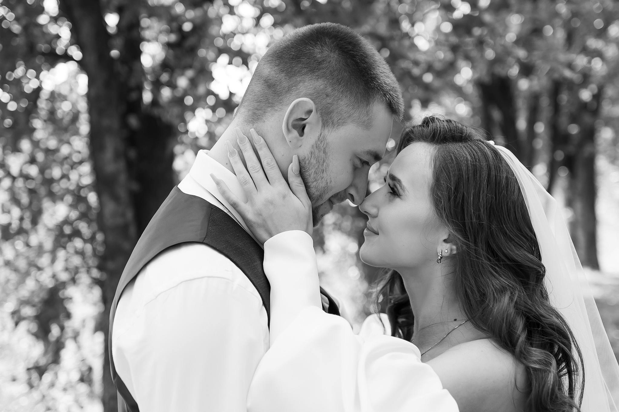 Свадебная фотосессия в парке. Юлия Басня семейный и свадебный фотограф в Донецке