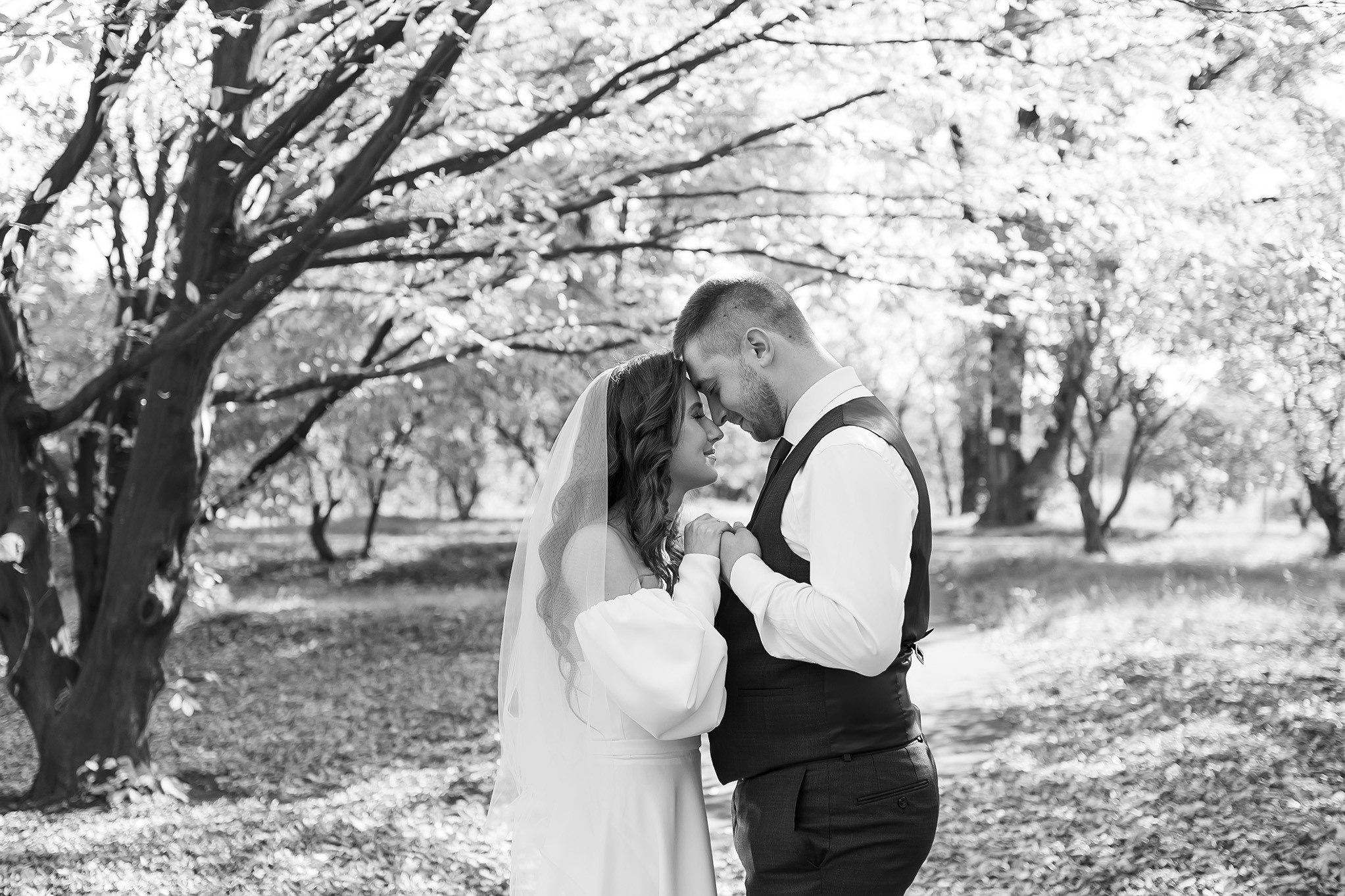 Свадебная фотосессия в парке. Юлия Басня семейный и свадебный фотограф в Донецке