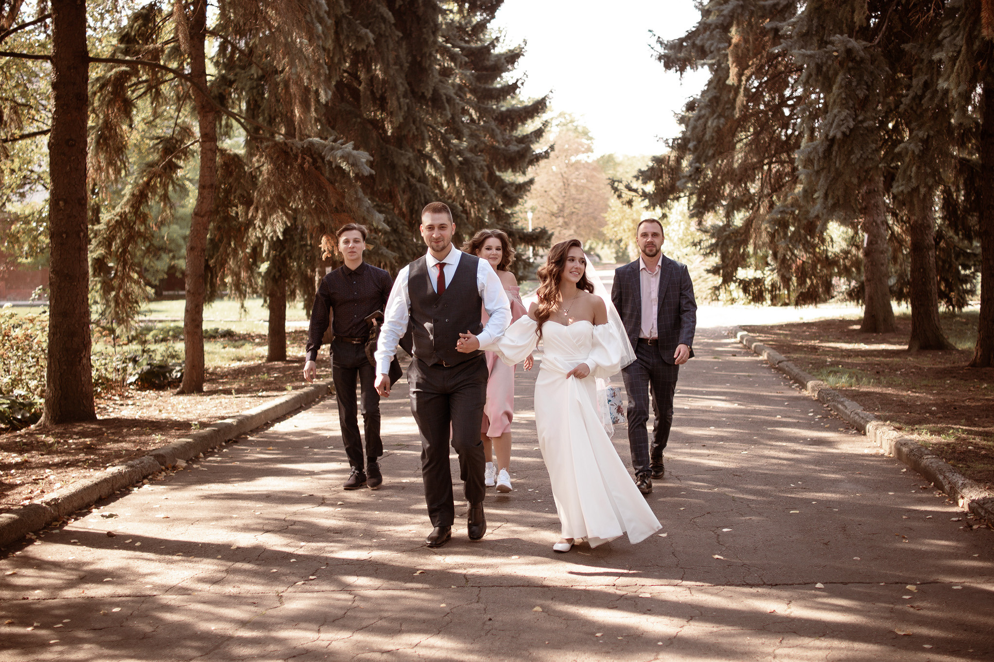 Свадебная прогулка с друзьями по еловому лесу.