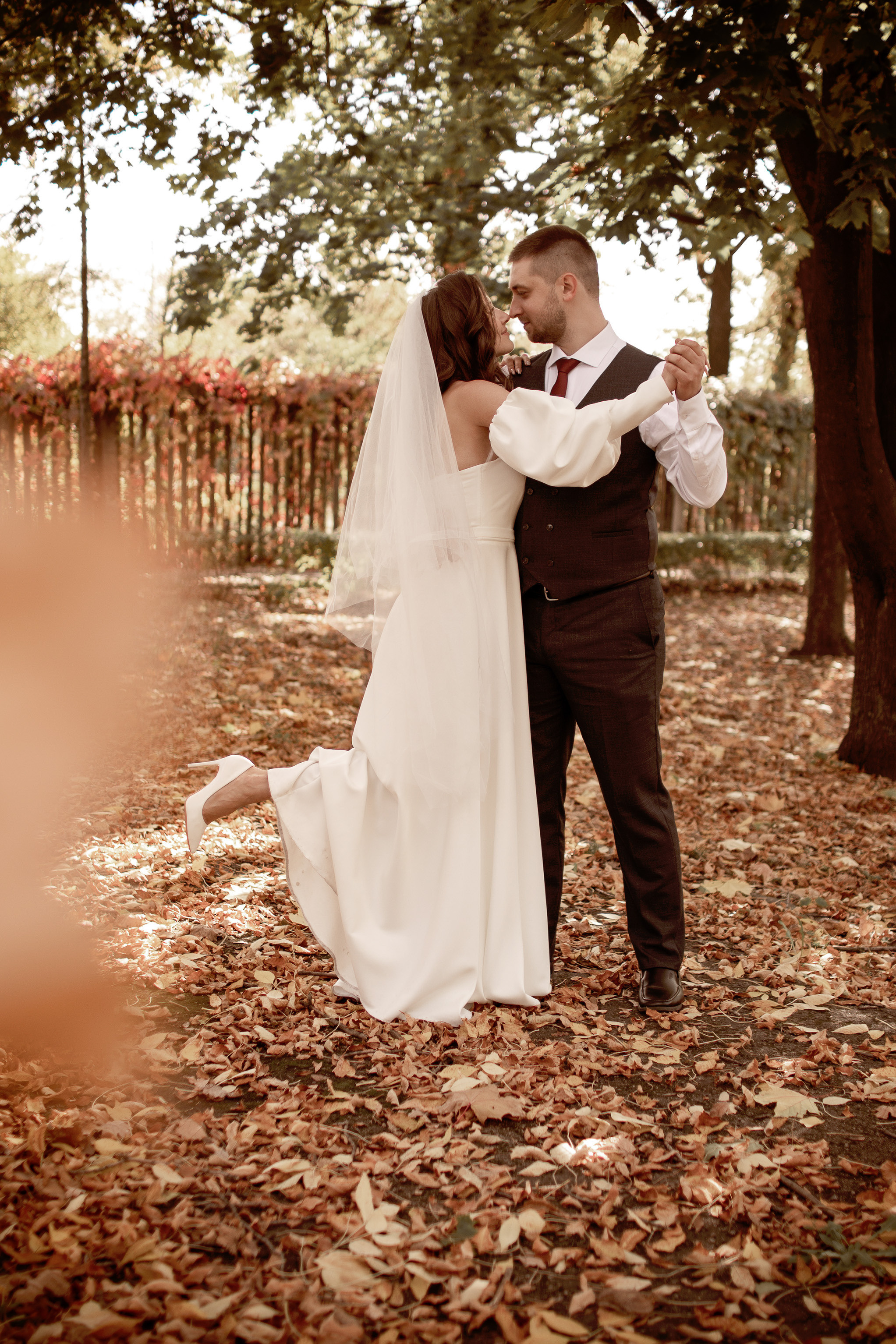 Свадебная фотосессия в парке. Юлия Басня семейный и свадебный фотограф в Донецке