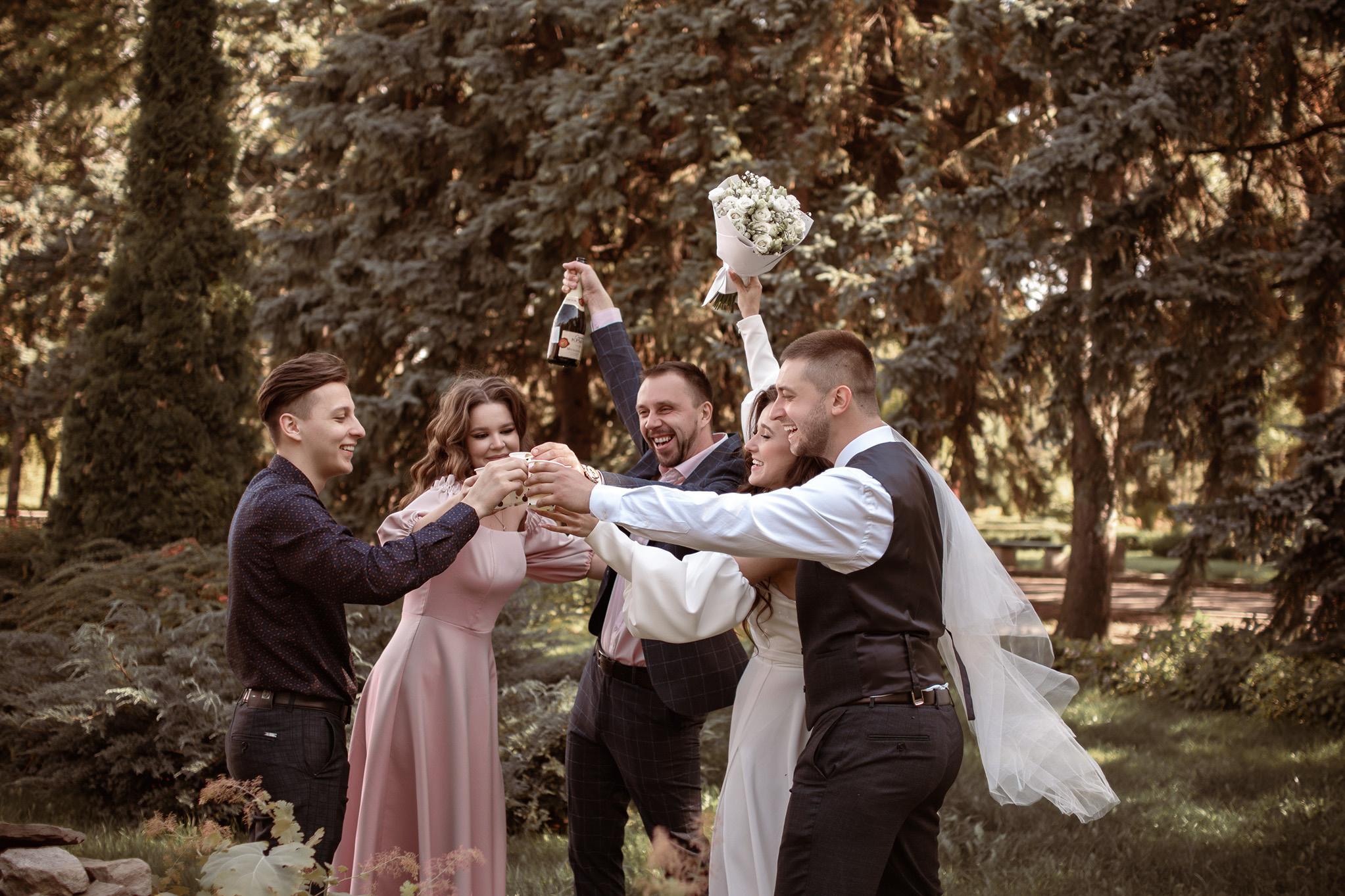 Свадебная фотосессия в парке. Юлия Басня семейный и свадебный фотограф в Донецке