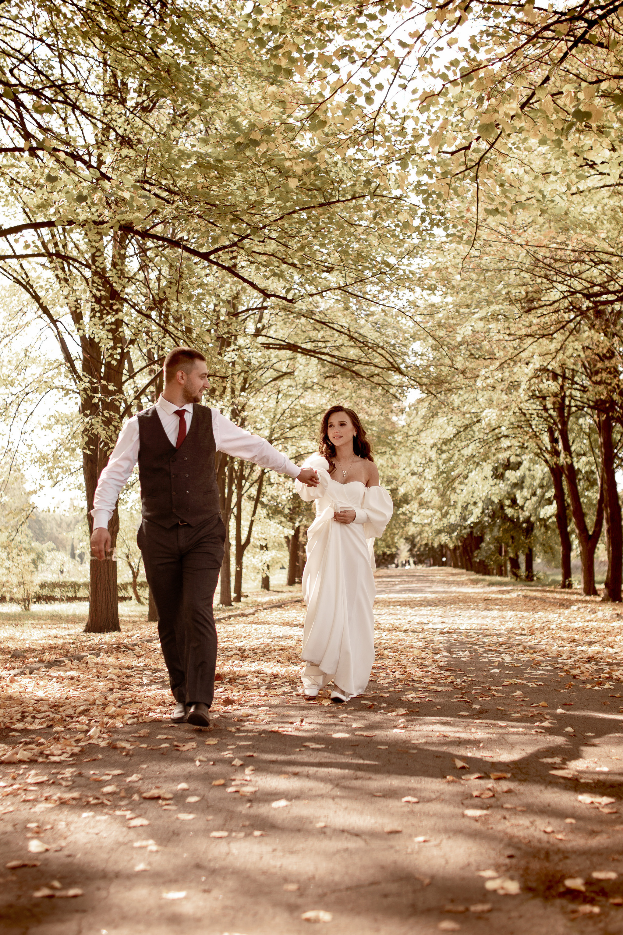 Свадебная фотосессия в парке. Юлия Басня семейный и свадебный фотограф в Донецке