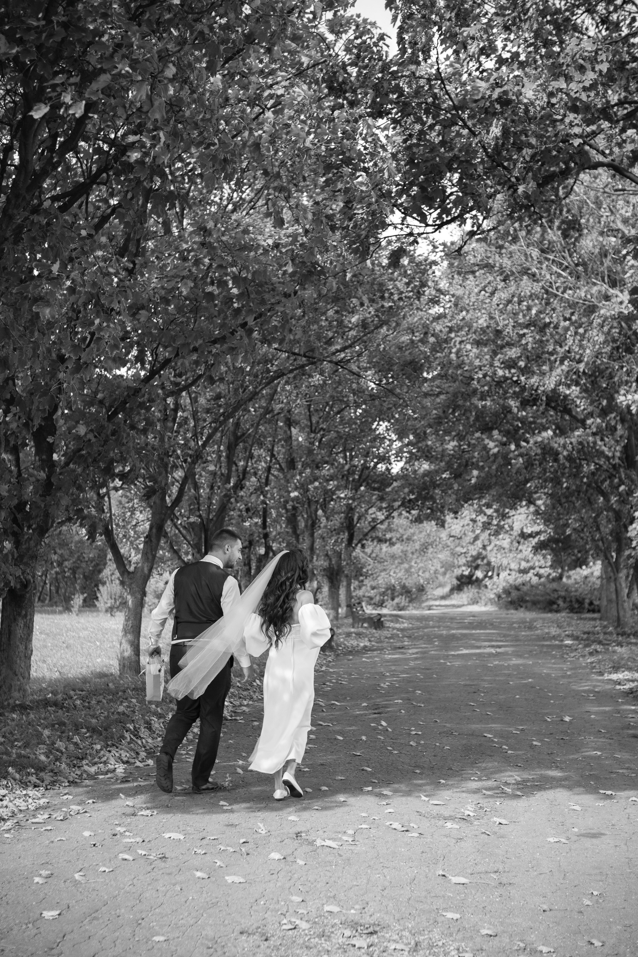 Свадебная фотосессия в парке. Юлия Басня семейный и свадебный фотограф в Донецке