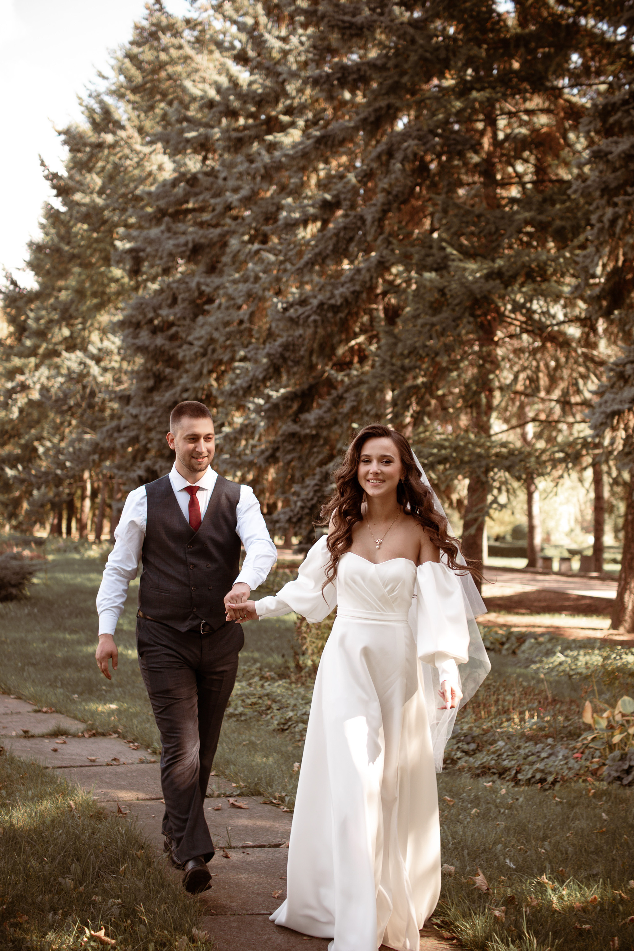 Свадебная фотосессия в парке. Юлия Басня семейный и свадебный фотограф в Донецке