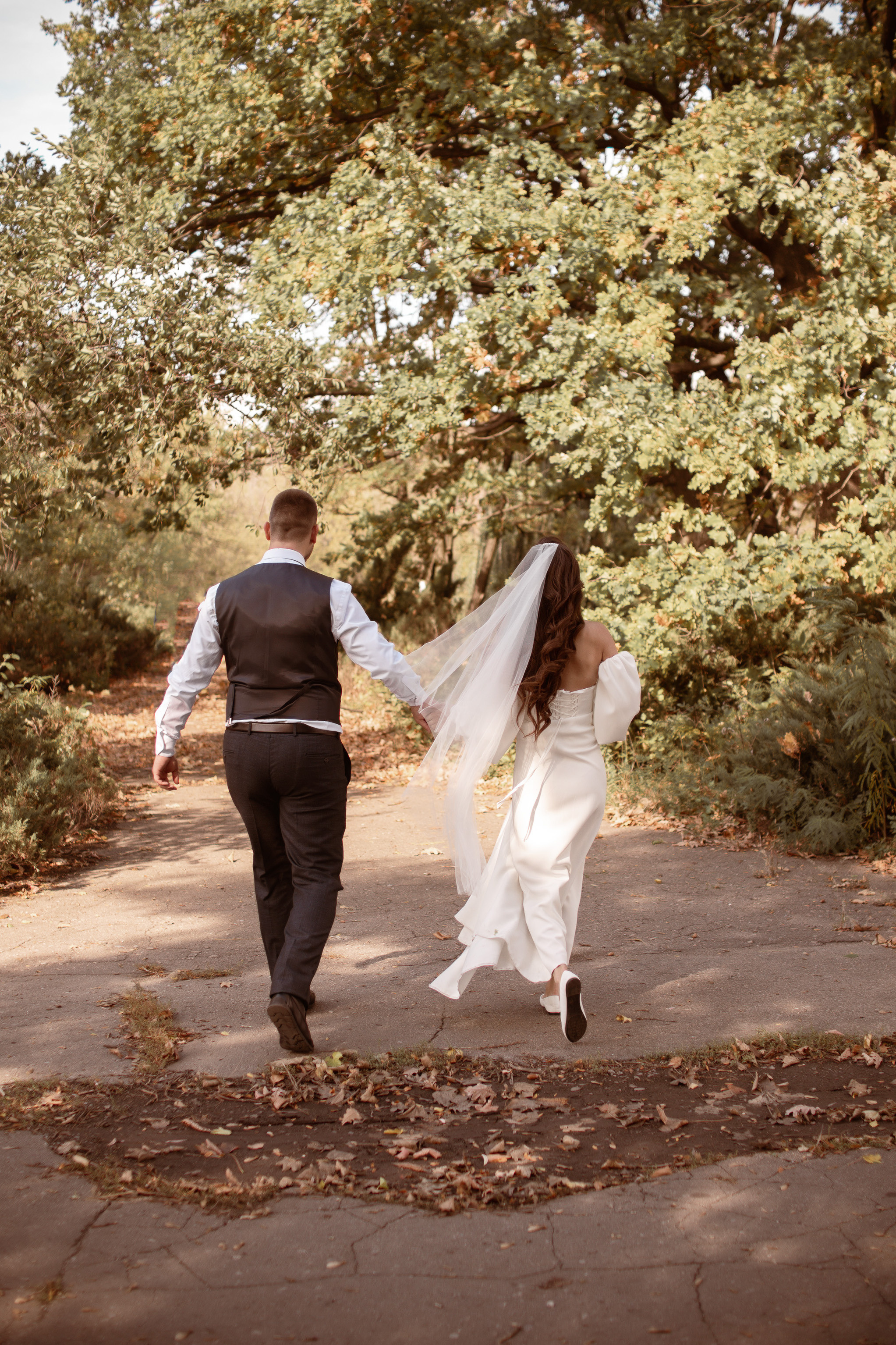 Свадебная фотосессия в парке. Юлия Басня семейный и свадебный фотограф в Донецке