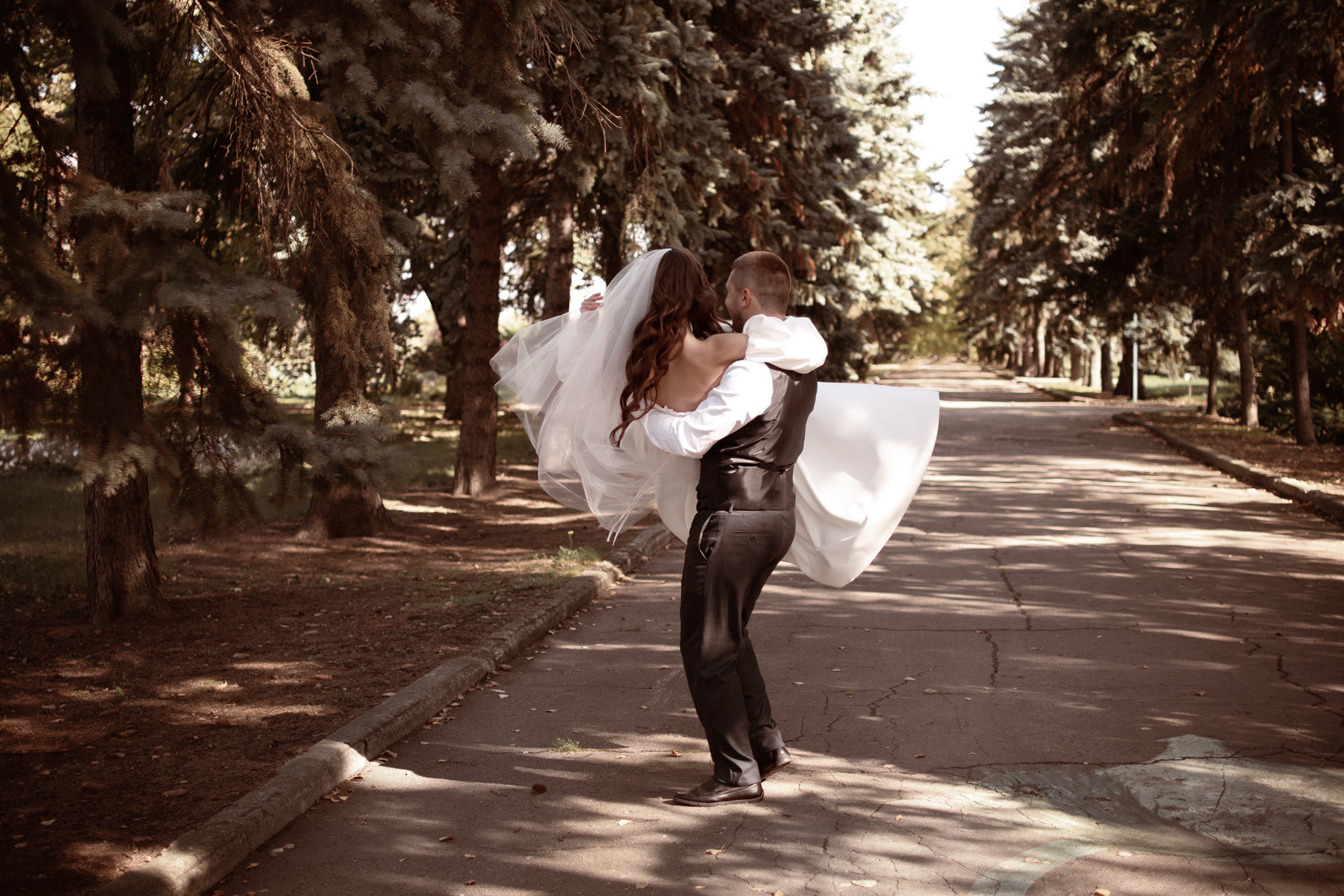 Свадебная фотосессия в парке. Юлия Басня семейный и свадебный фотограф в Донецке