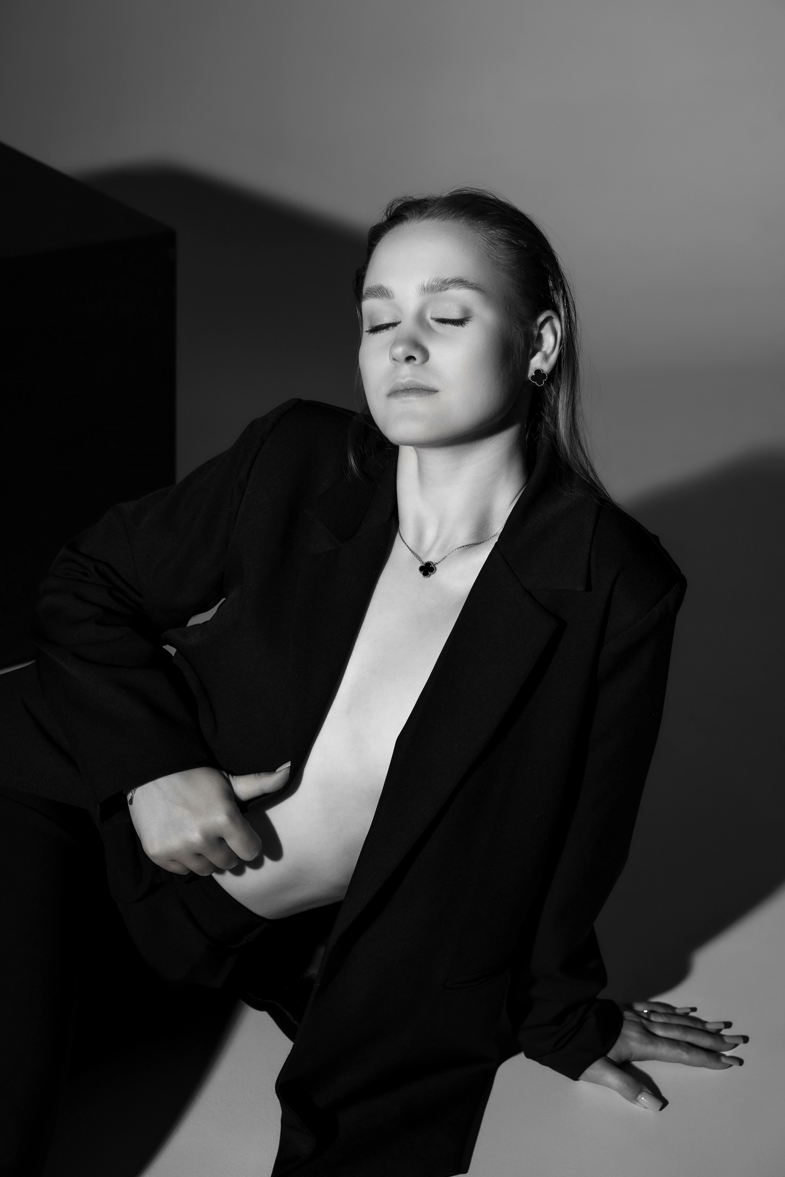 Женский портрет, нежный образ, естественное освещение, студийная съёмка, мягкий женский образ, крупные глаза, улыбка, натуральный макияж, элегантная причёска, белый фон, 