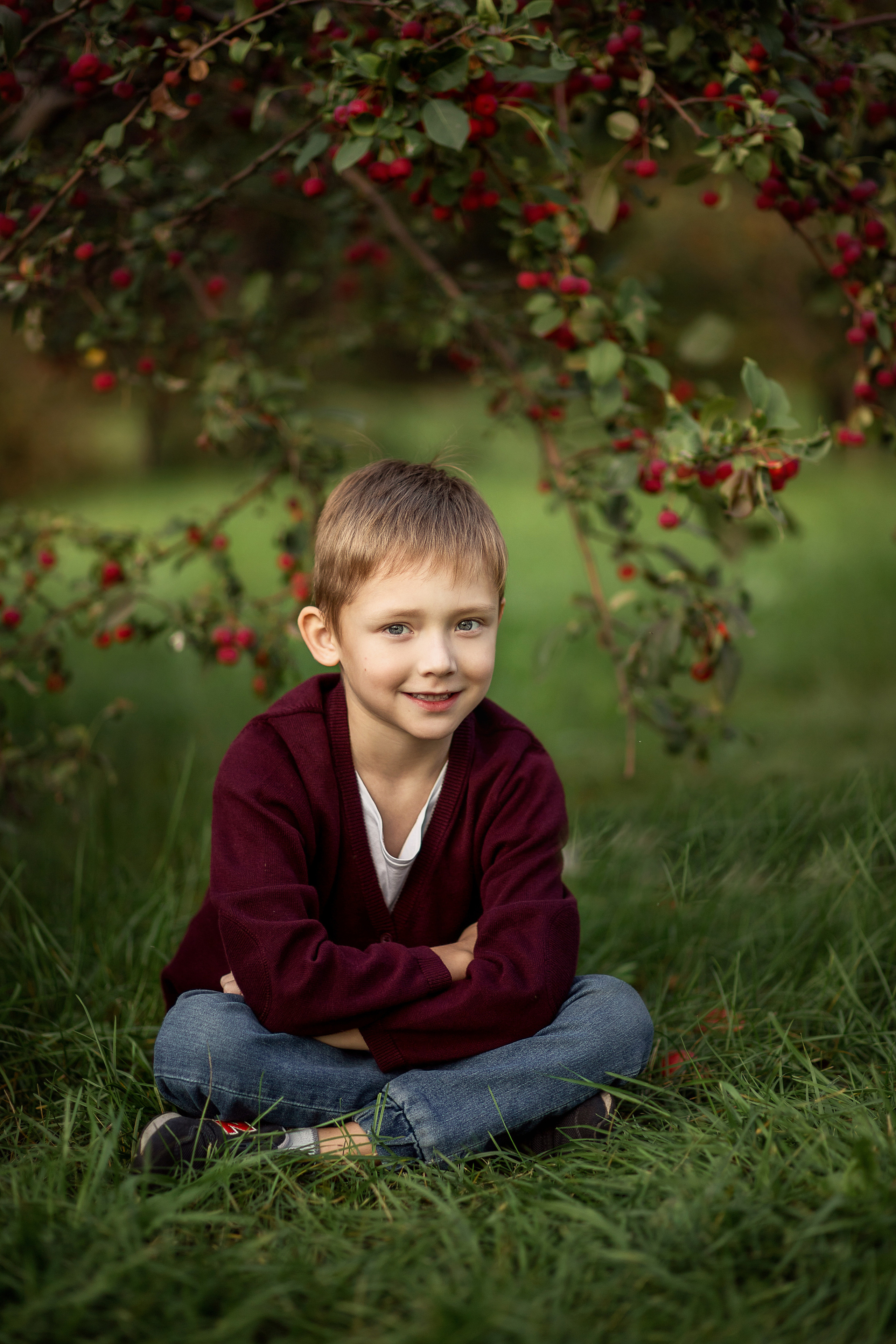 Семейная фотосессия у ранетки. Детский и семейный фотограф в Красноярске Юлия Бирюкова