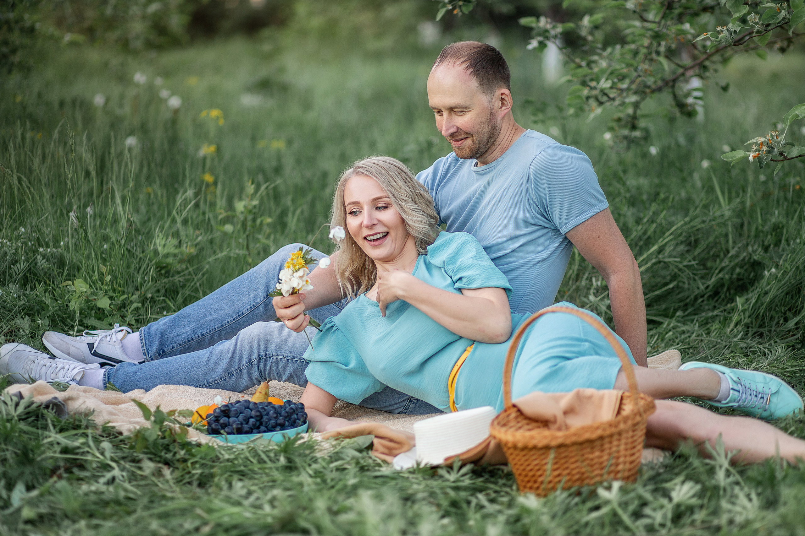 Летний пикник под яблонями. Детский и семейный фотограф в Красноярске Юлия Бирюкова