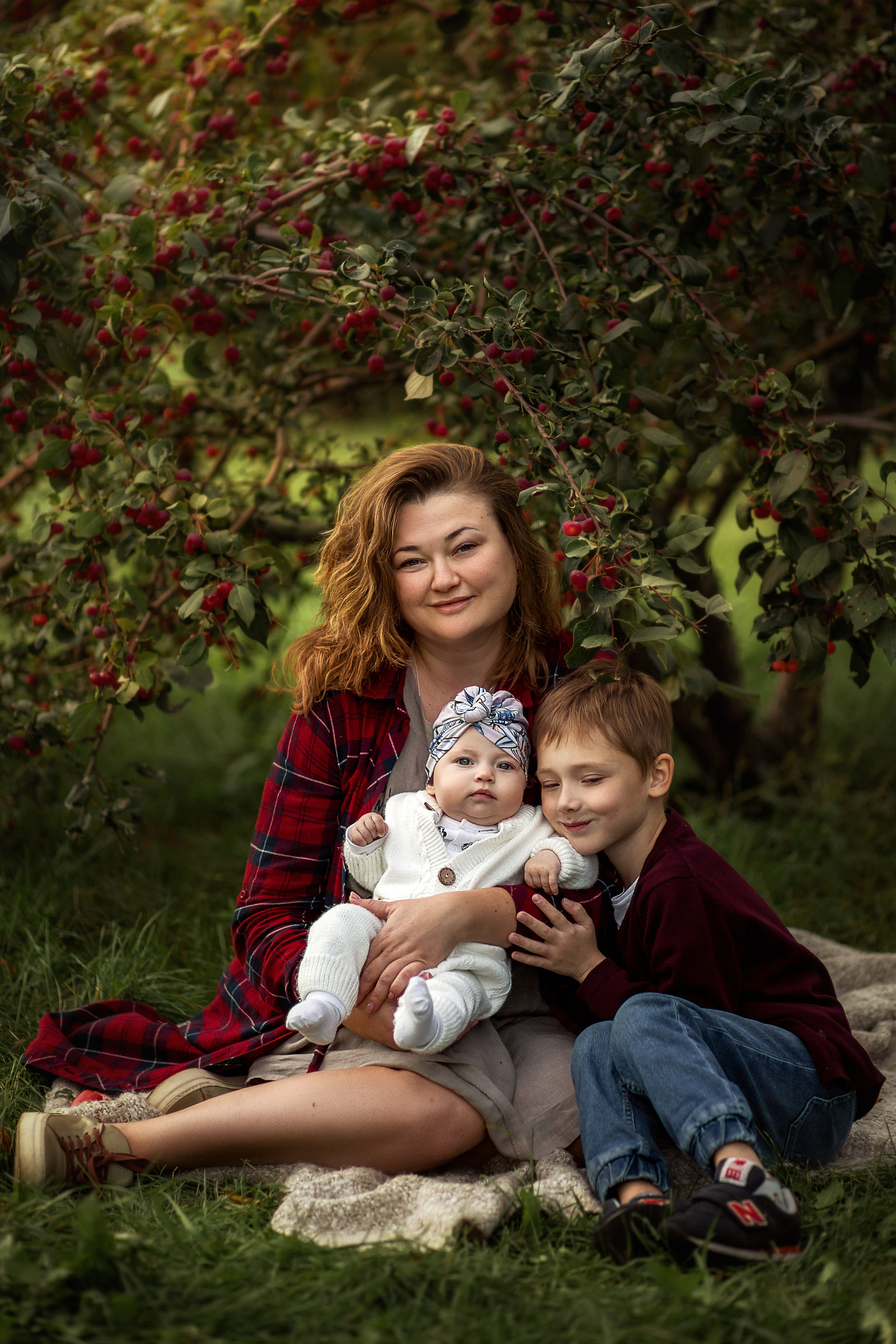 Семейная фотосессия у ранетки. Детский и семейный фотограф в Красноярске Юлия Бирюкова