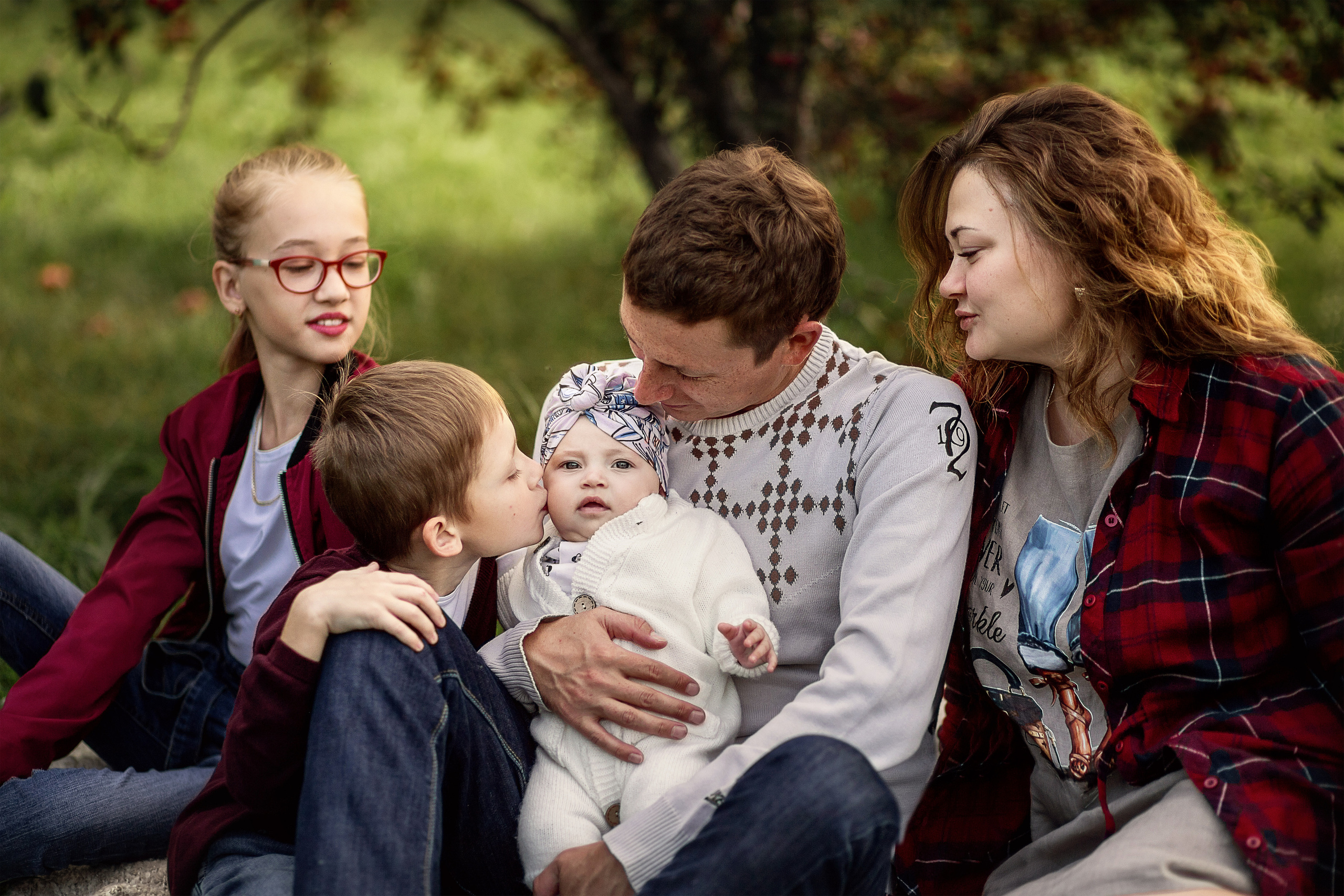 Семейная фотосессия у ранетки. Детский и семейный фотограф в Красноярске Юлия Бирюкова