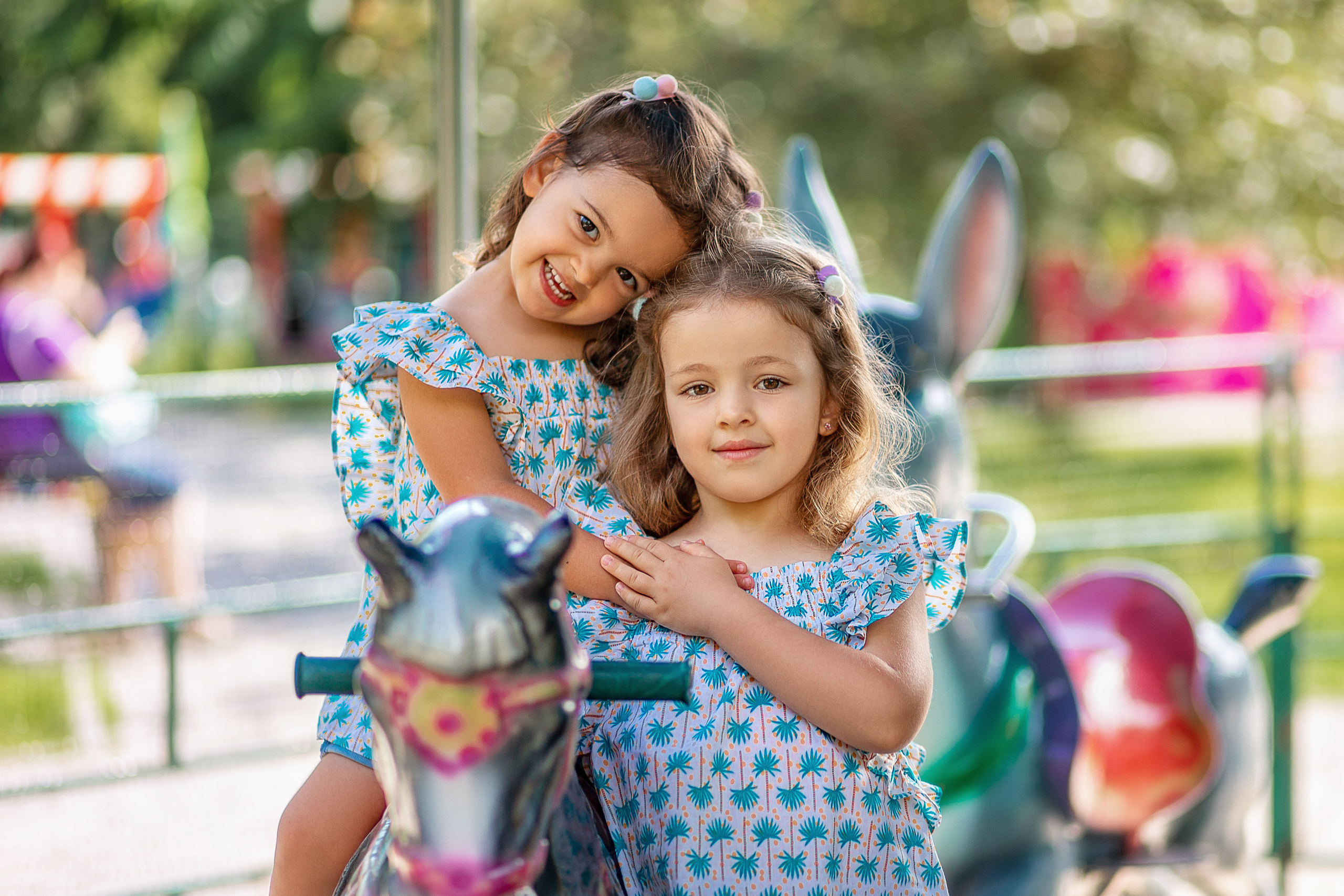 Сестрёнки Прогулка в Центральном парке. Детский и семейный фотограф в Красноярске Юлия Бирюкова