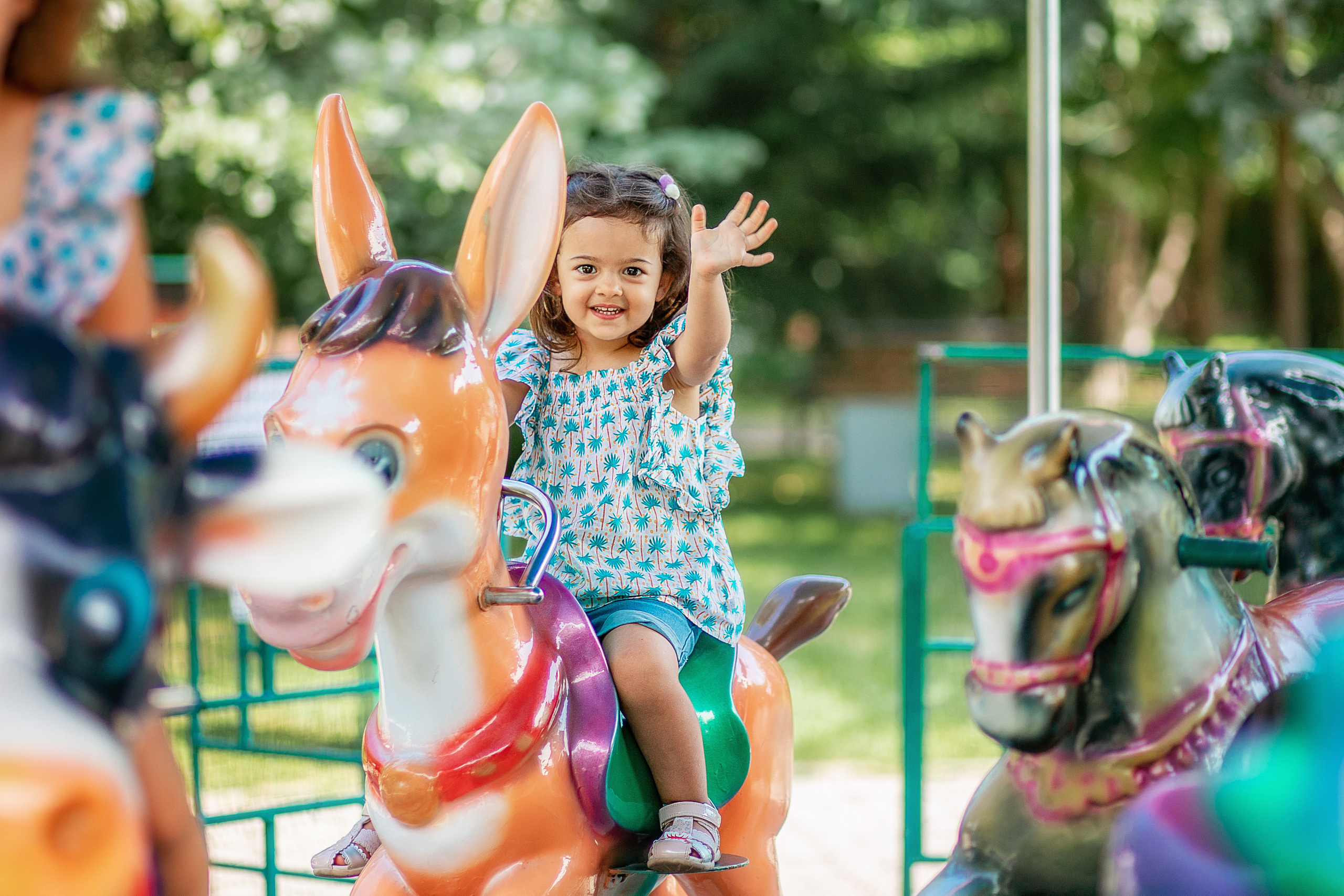 Сестрёнки Прогулка в Центральном парке. Детский и семейный фотограф в Красноярске Юлия Бирюкова