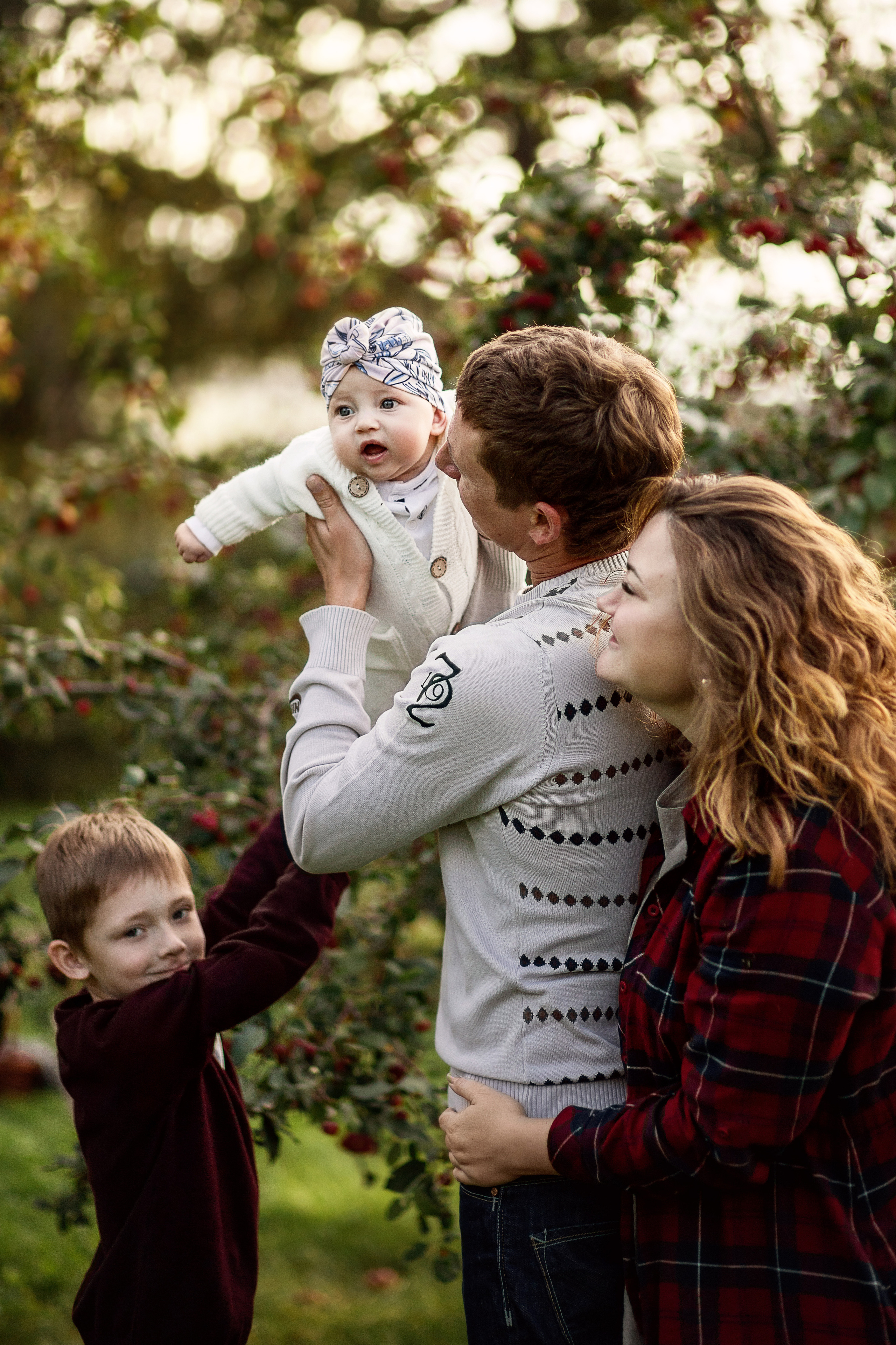 Семейная фотосессия у ранетки. Детский и семейный фотограф в Красноярске Юлия Бирюкова