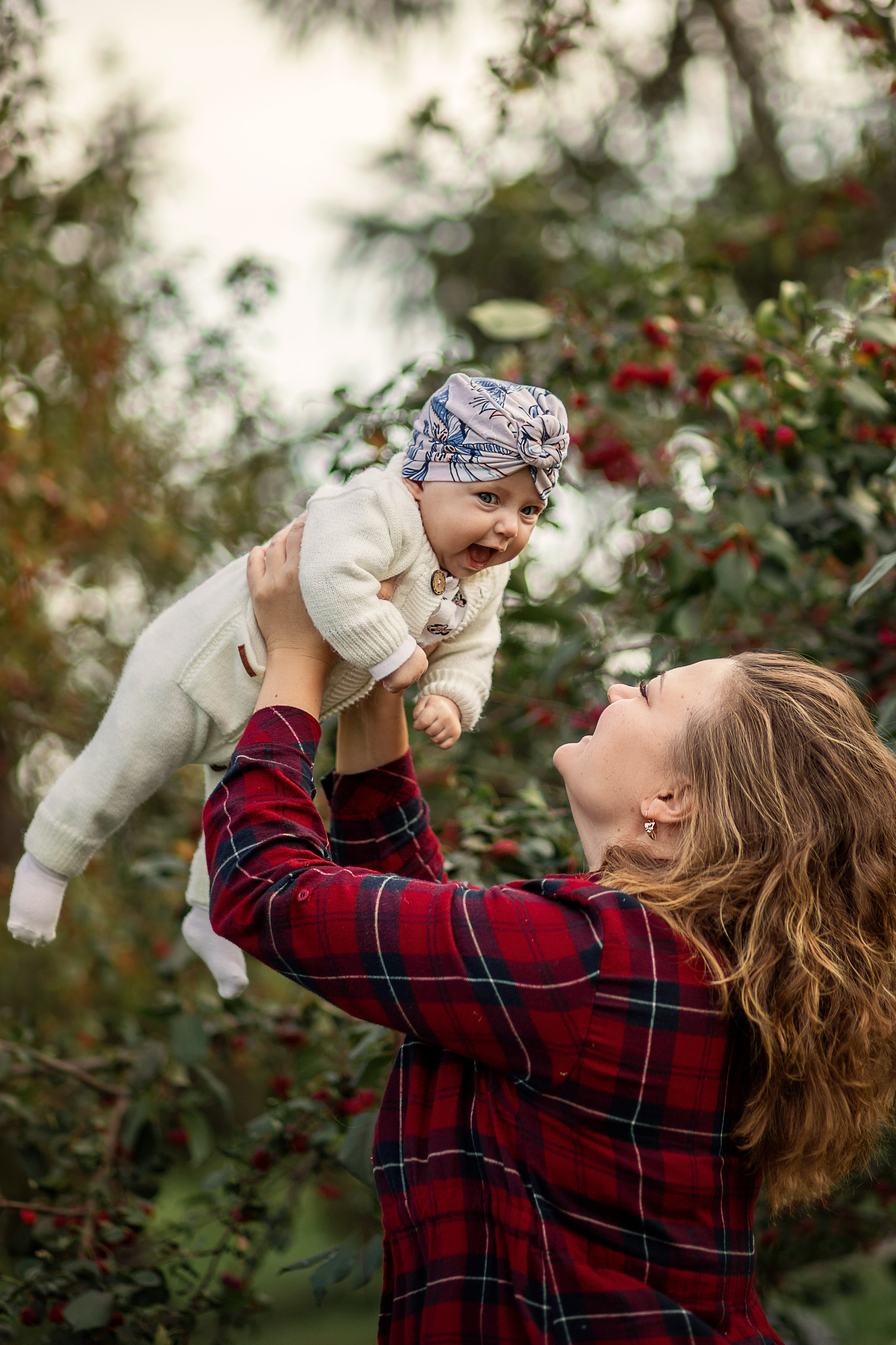 Семейная фотосессия у ранетки. Детский и семейный фотограф в Красноярске Юлия Бирюкова