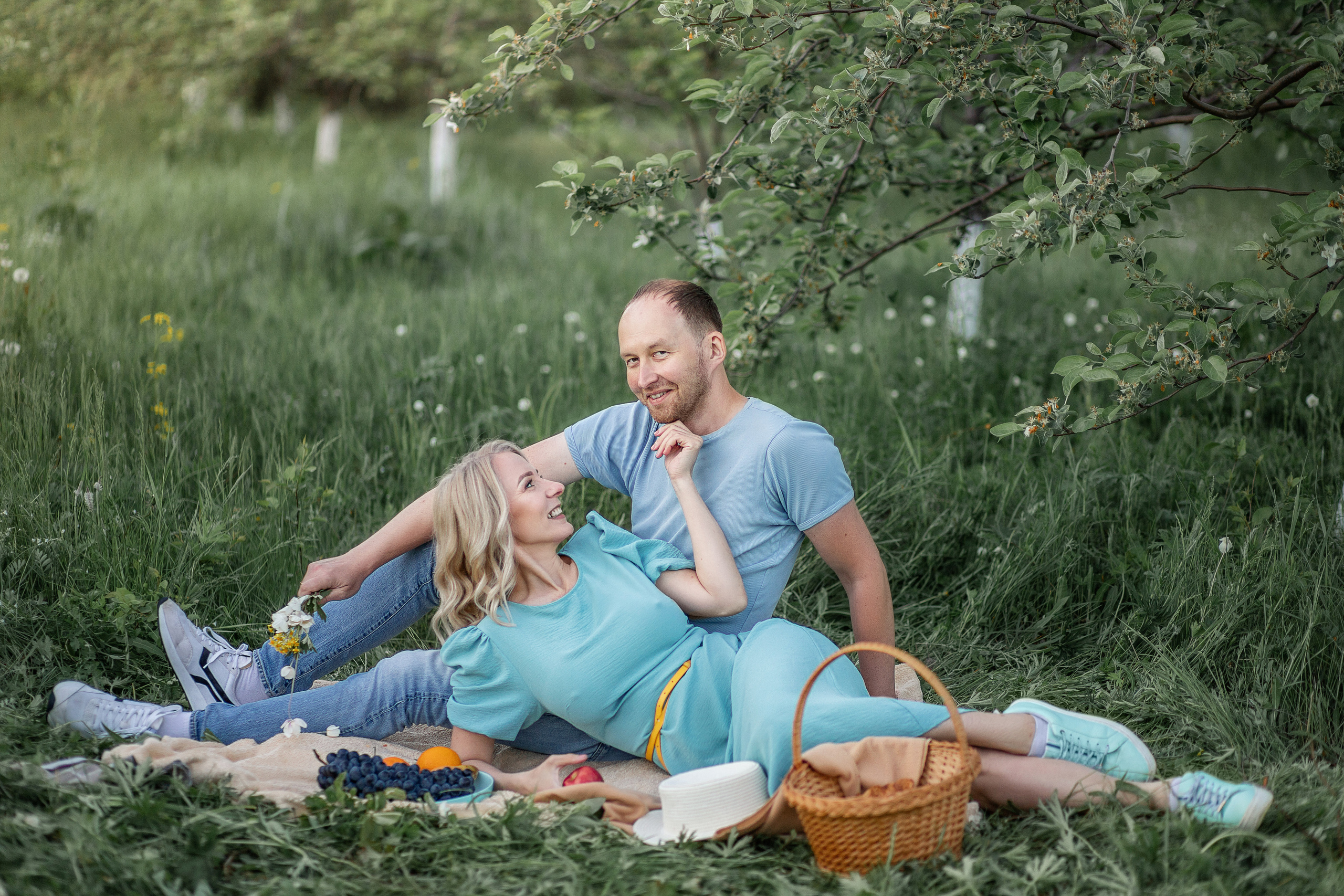 Летний пикник под яблонями. Детский и семейный фотограф в Красноярске Юлия Бирюкова