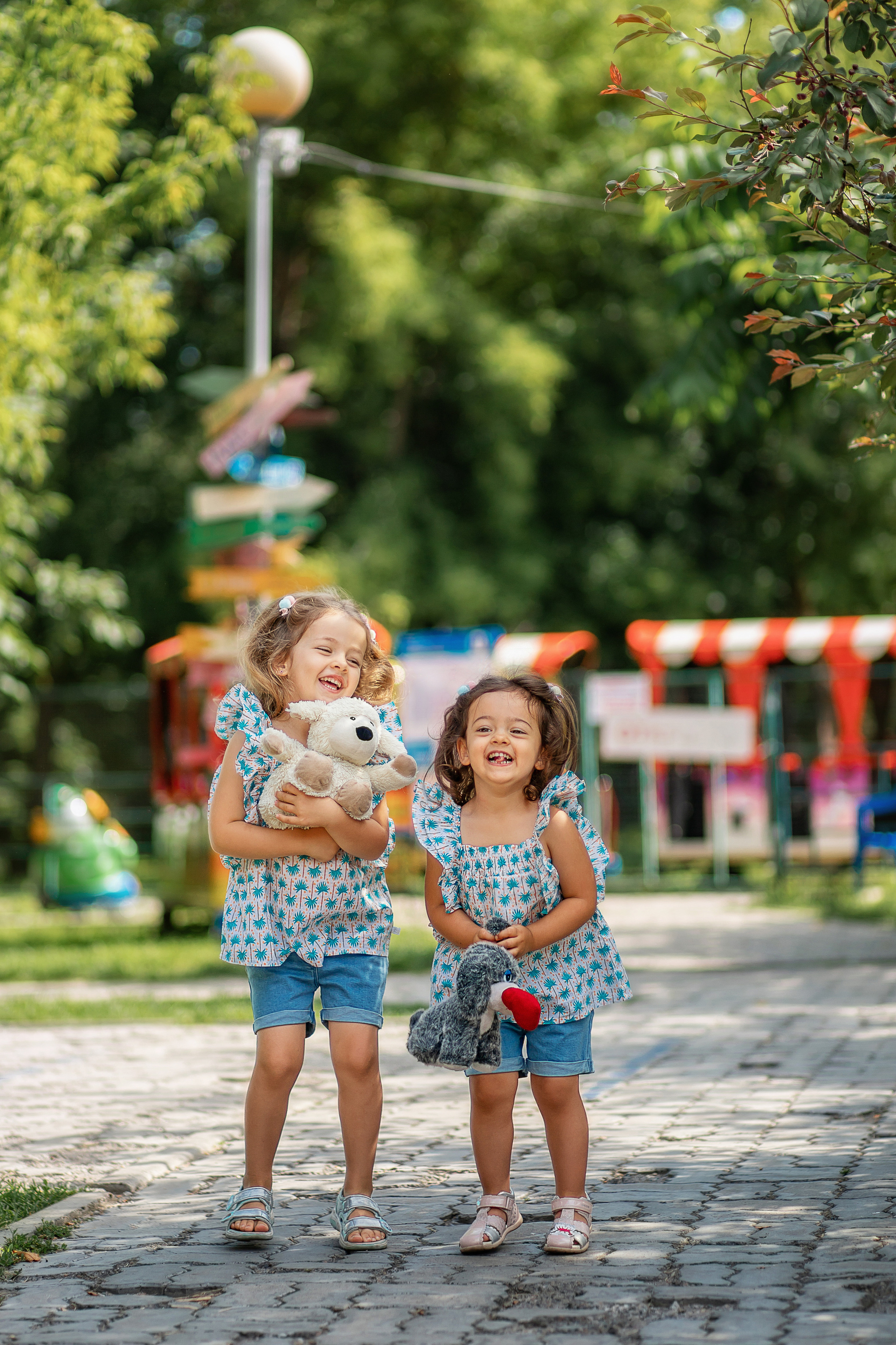 Сестрёнки Прогулка в Центральном парке. Детский и семейный фотограф в Красноярске Юлия Бирюкова