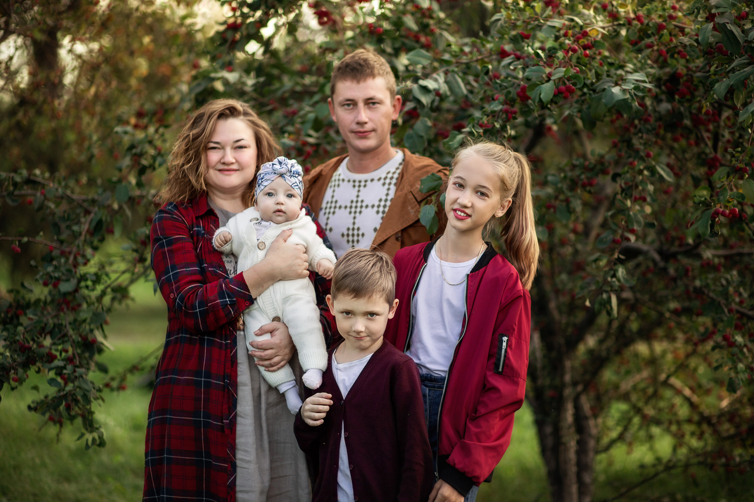 Семейная фотосессия у ранетки. Детский и семейный фотограф в Красноярске Юлия Бирюкова